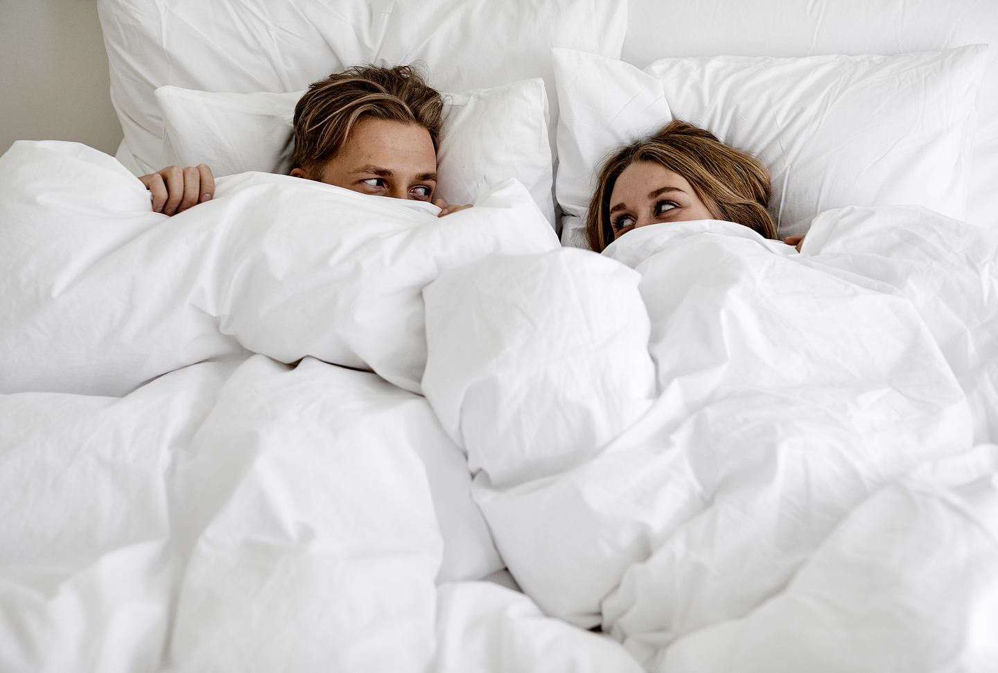 Joutsen Suoja - keskipehmeä ja keskikorkea untuvatyyny 50x60 cm 500g.