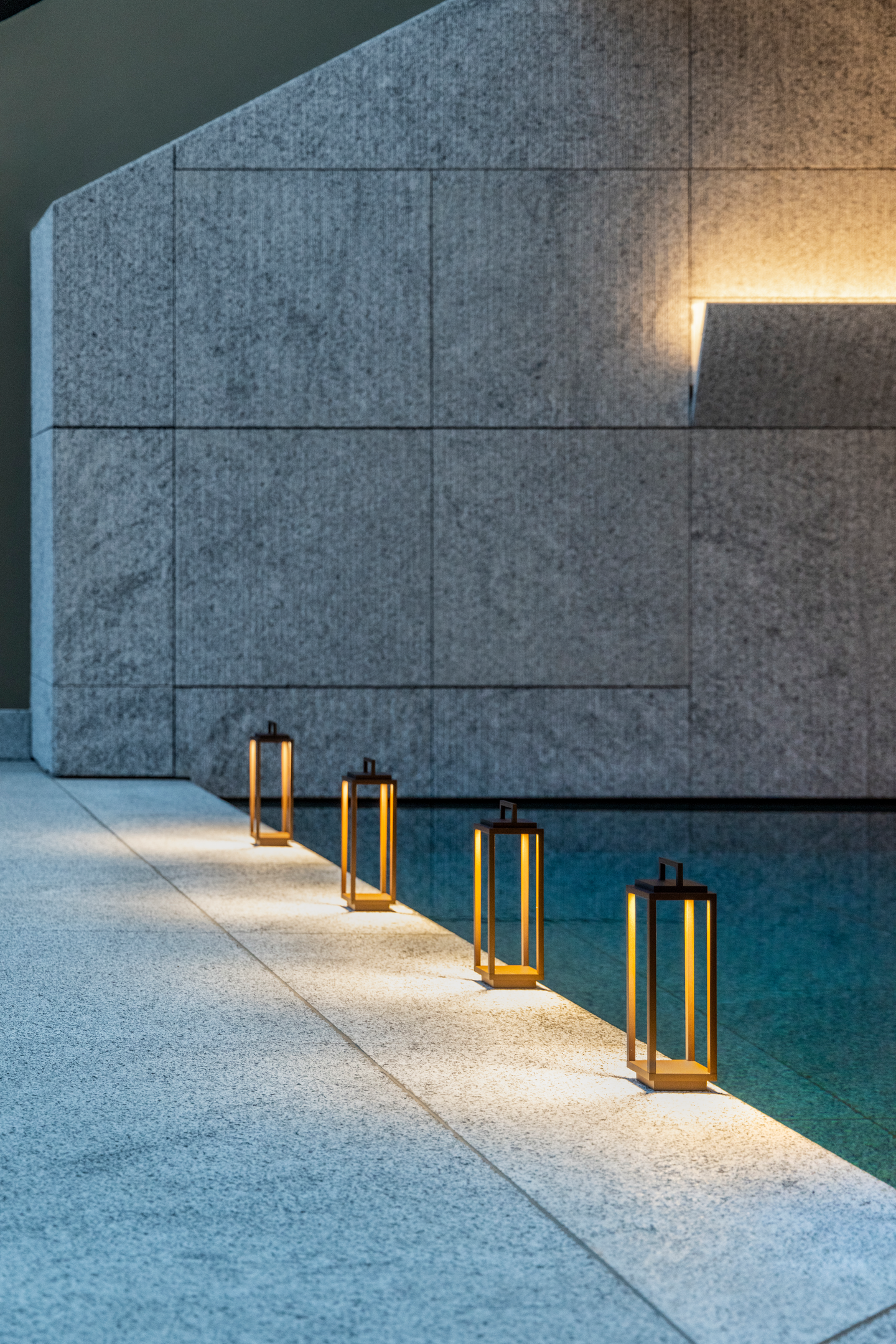 Abert Resort Maxi ladattava LED-lyhty 54 cm corten