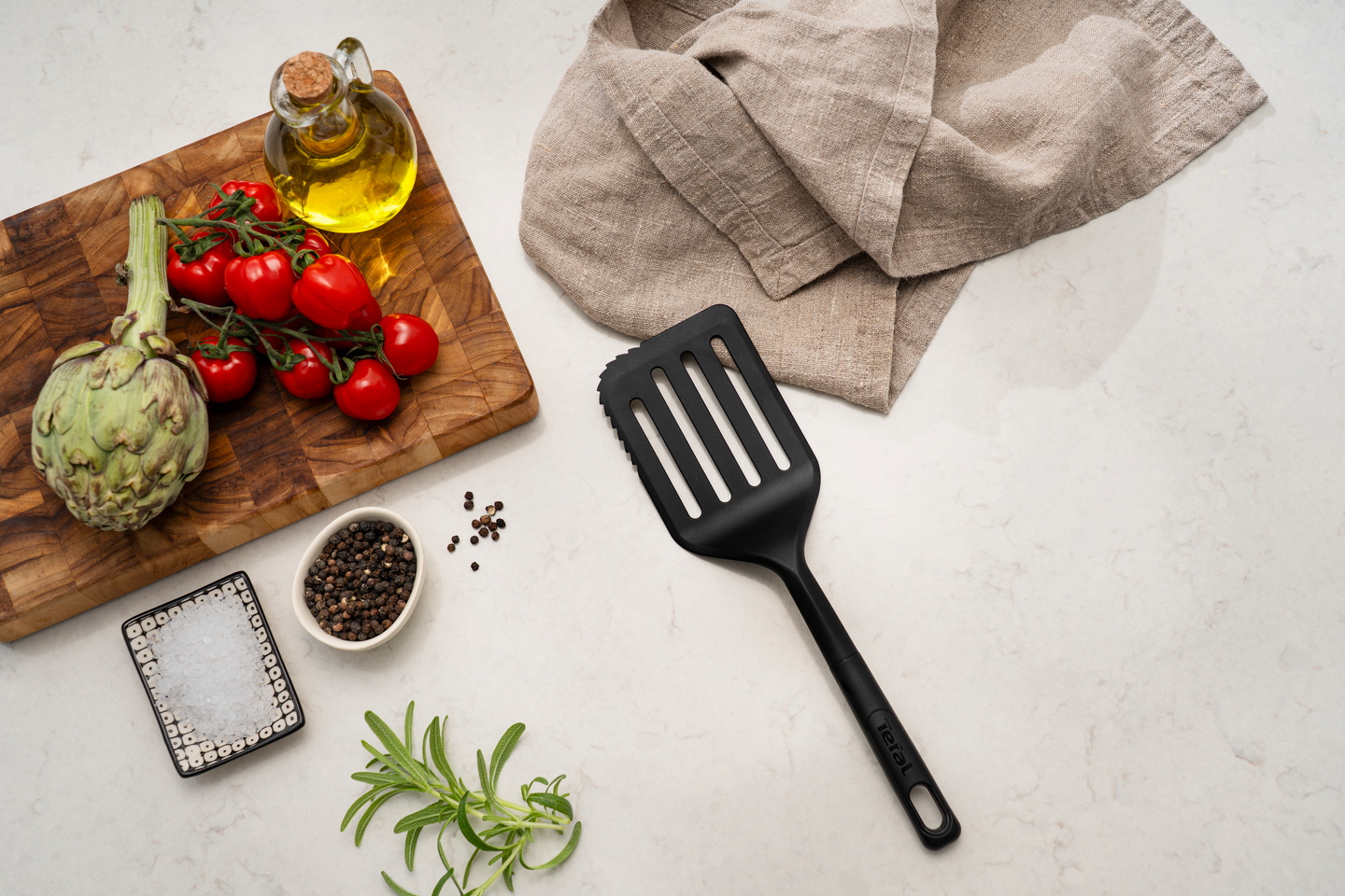 Tefal Excellence 2in1 paistolasta leikkuureunalla