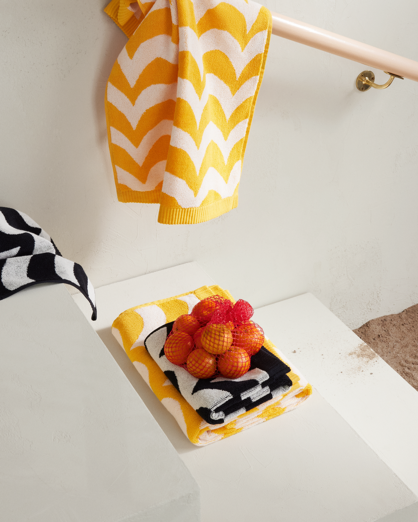 Marimekko Laine kylpypyyhe 70x140cm musta-valkoinen