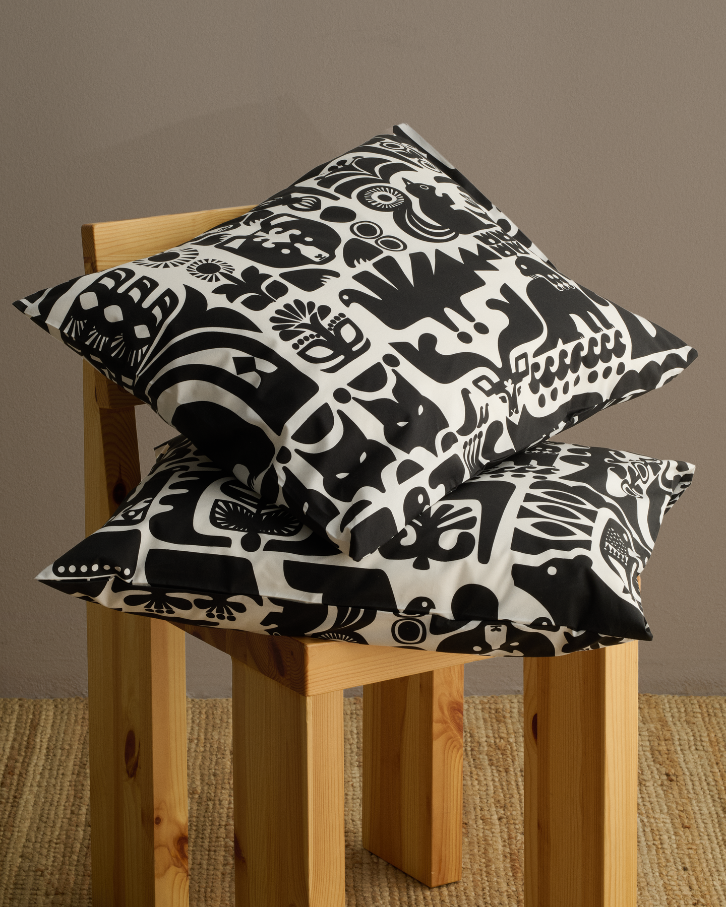 Marimekko Kanteleen kutsu tyynyliinasetti 50x60 cm musta 2 kpl/pakkaus