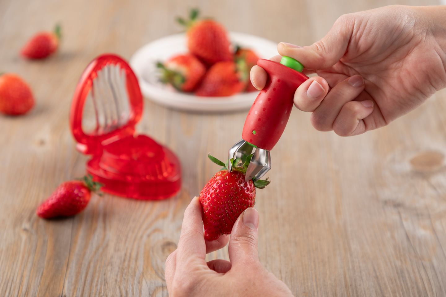 Marjukka Leikkuri ja kannanpoistaja mansikalle