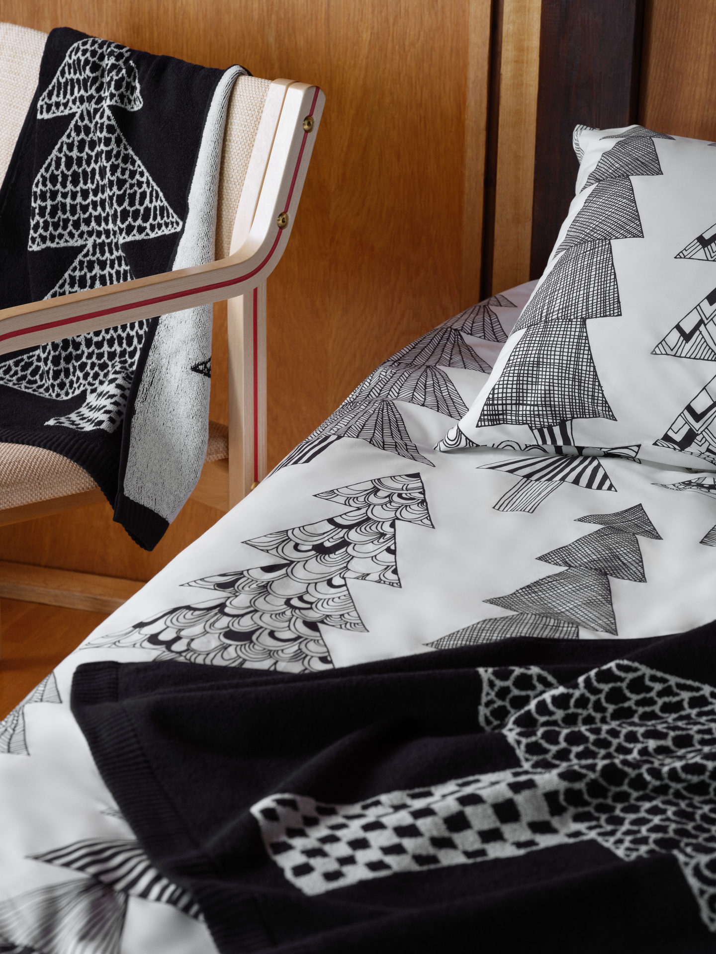 Marimekko Kuusikossa kylpypyyhe 70x140 cm musta-valkoinen