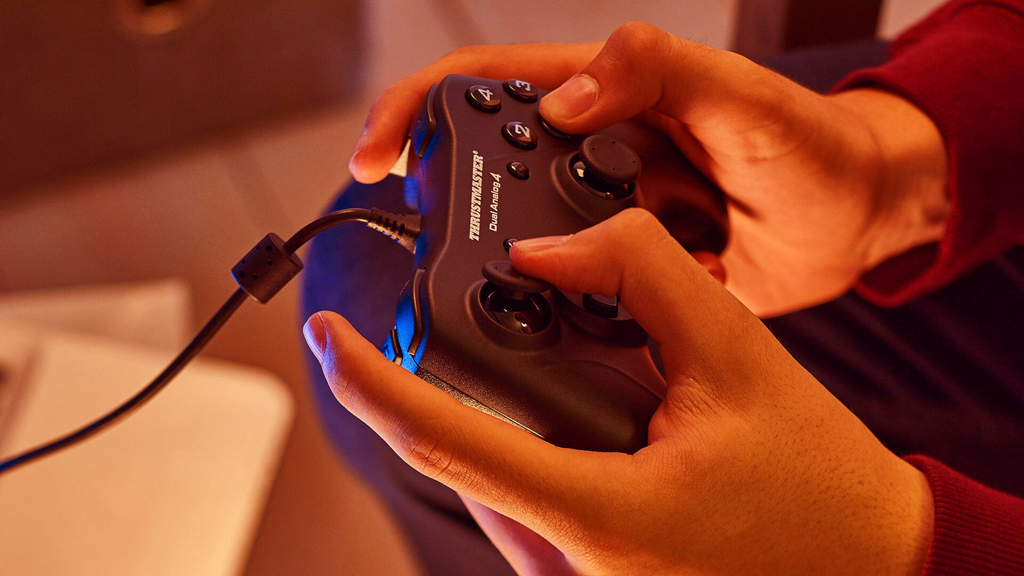 Thrustmaster Dual Analog 4 -PC-peliohjain