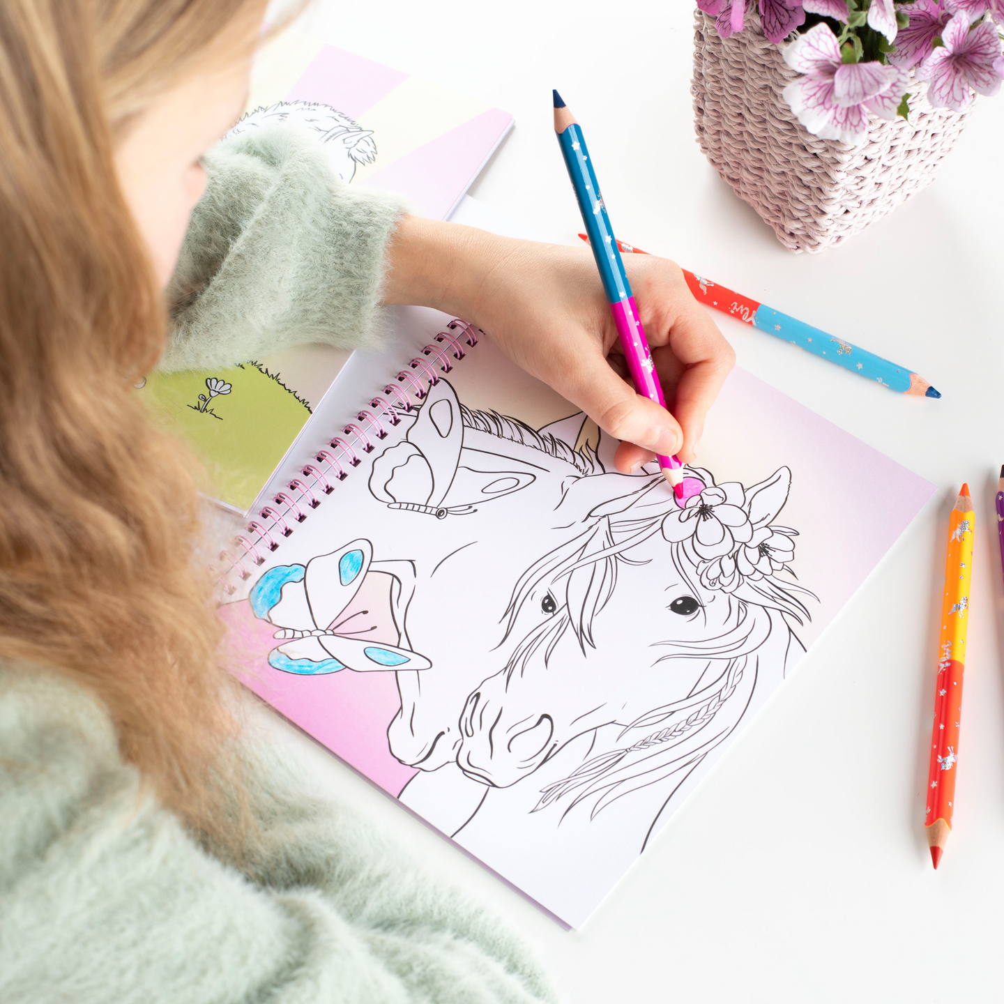 Miss Melody värityskirja, paljettihevonen