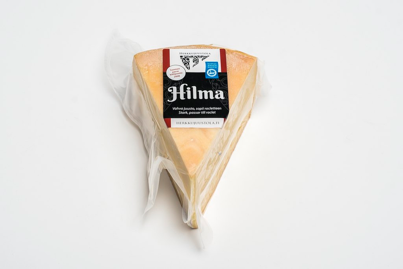 Herkkujuustolan Hilma kypsytetty kittikuorinen puolikova juusto n.800g pala