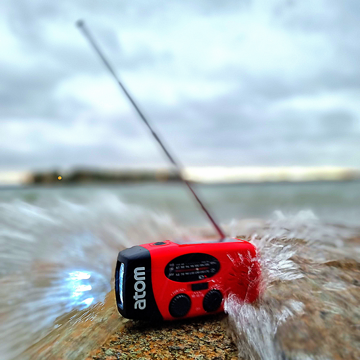 Atom hätäradio valolla ja varavirtalähteellä