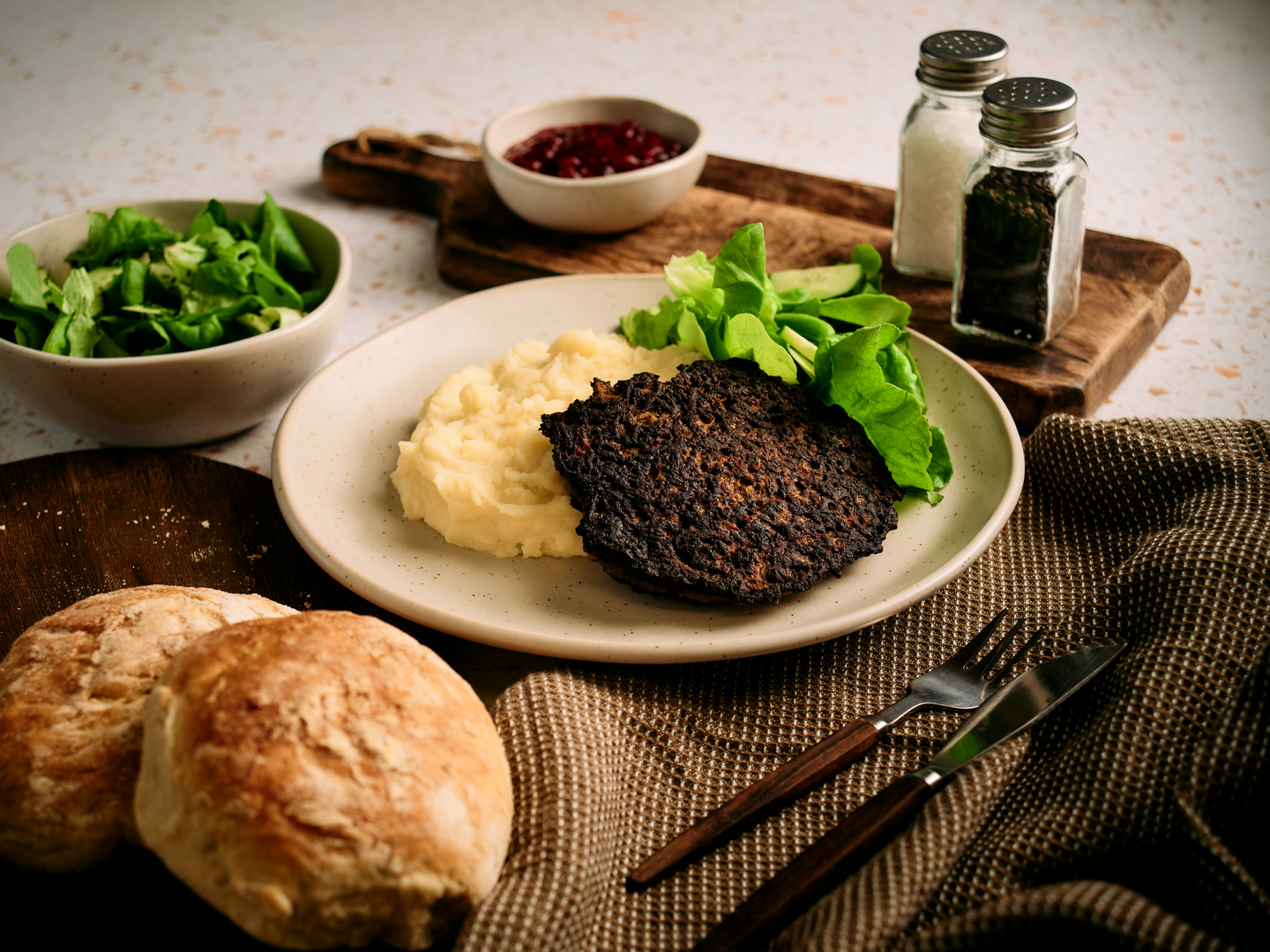 Kruunu Herkku jauhemaksapihvi muusilla ja puolukkasurvoksella 350g