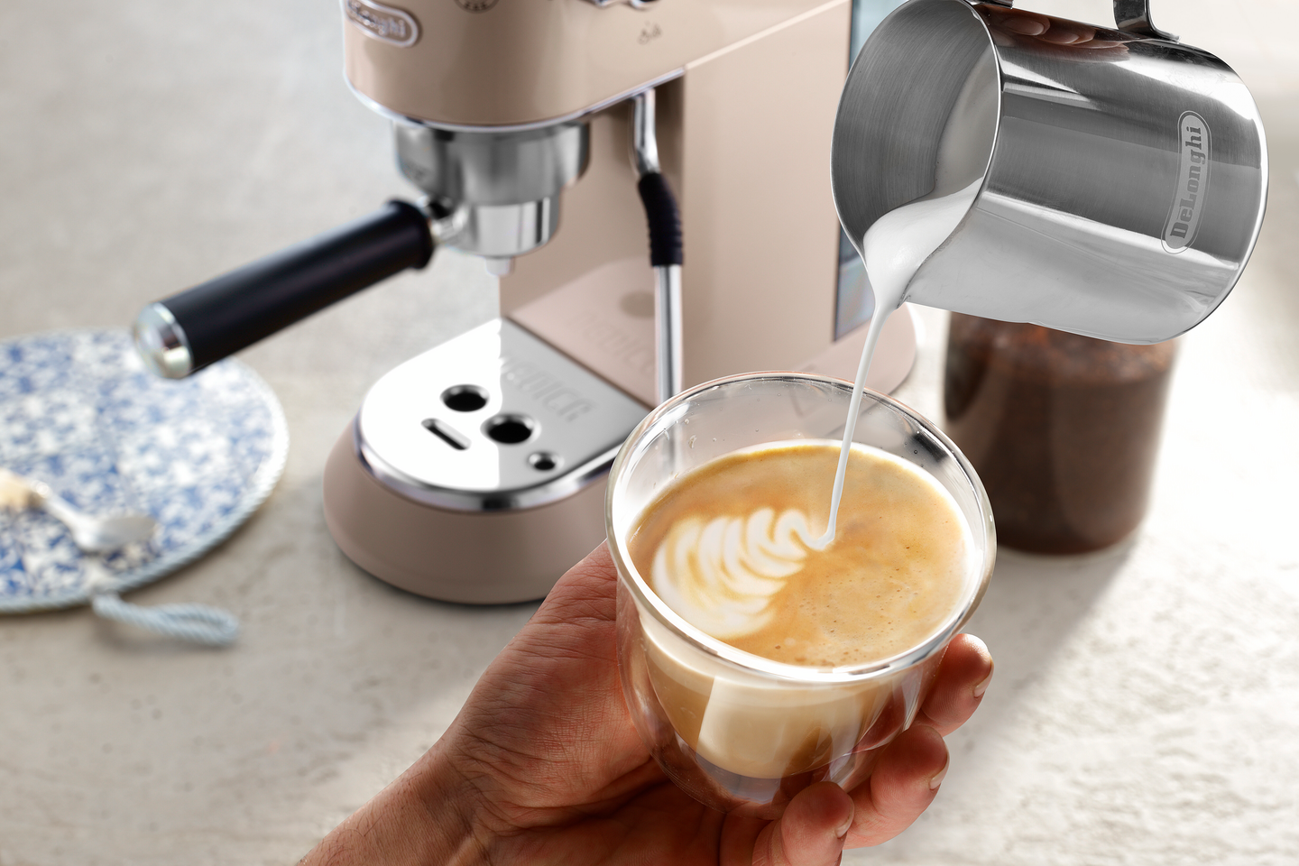 DeLonghi Dedica Arte EC885.BG -espressokeitin