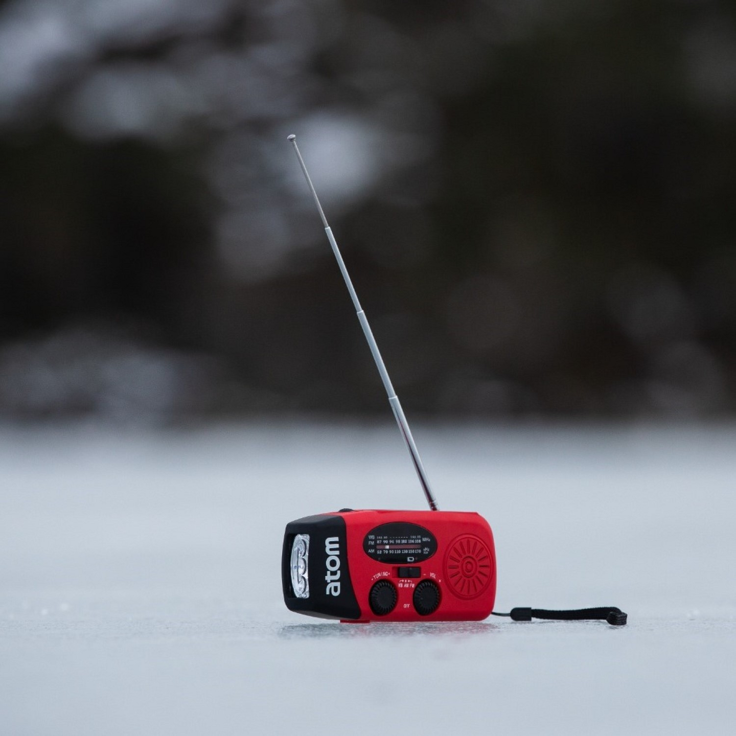 Atom hätäradio valolla ja varavirtalähteellä