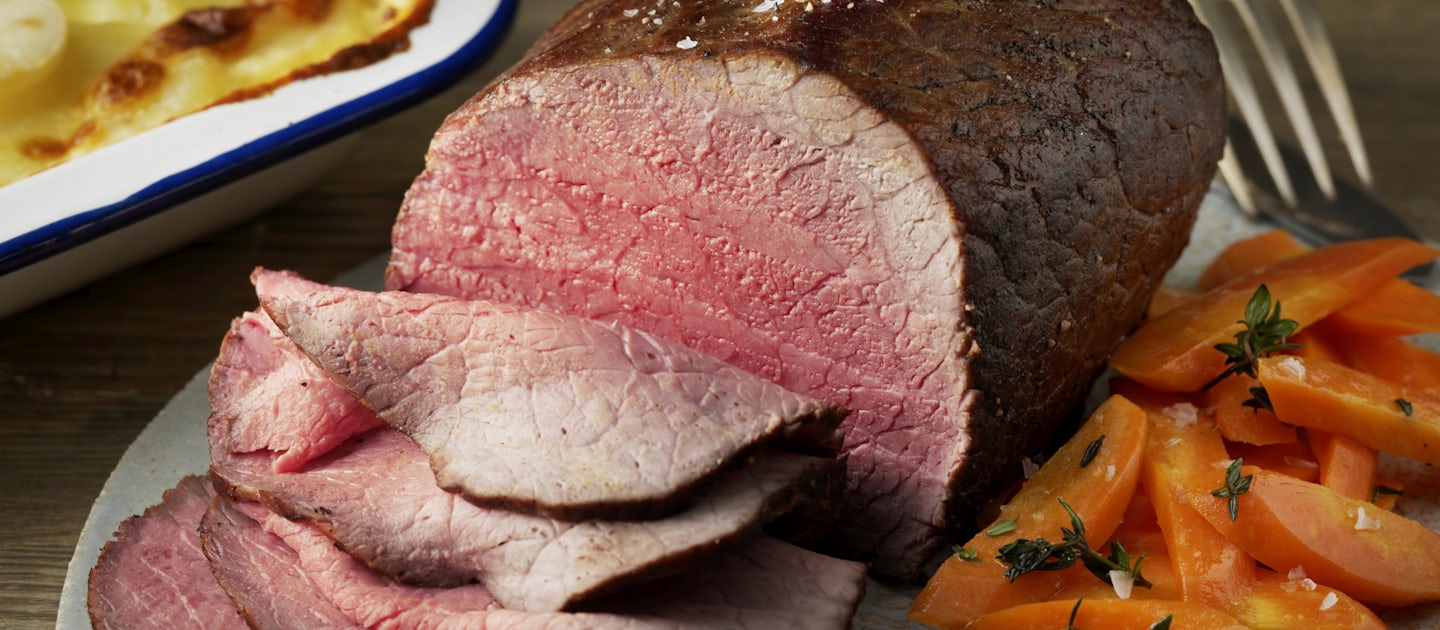 Talvipäivän naudan paisti mehukkailla lisukkeilla