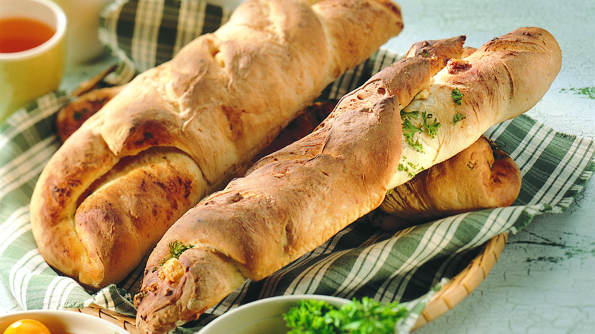 Sinihomejuusto- ja valkosipuli-juustopatongit