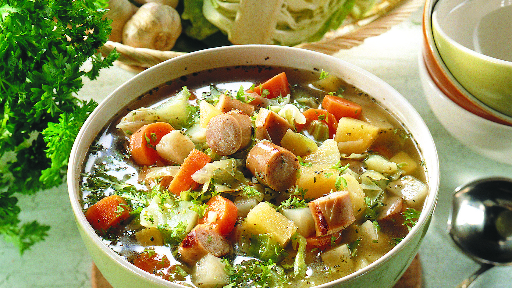 Kevätkaali-bratwurstikeitto