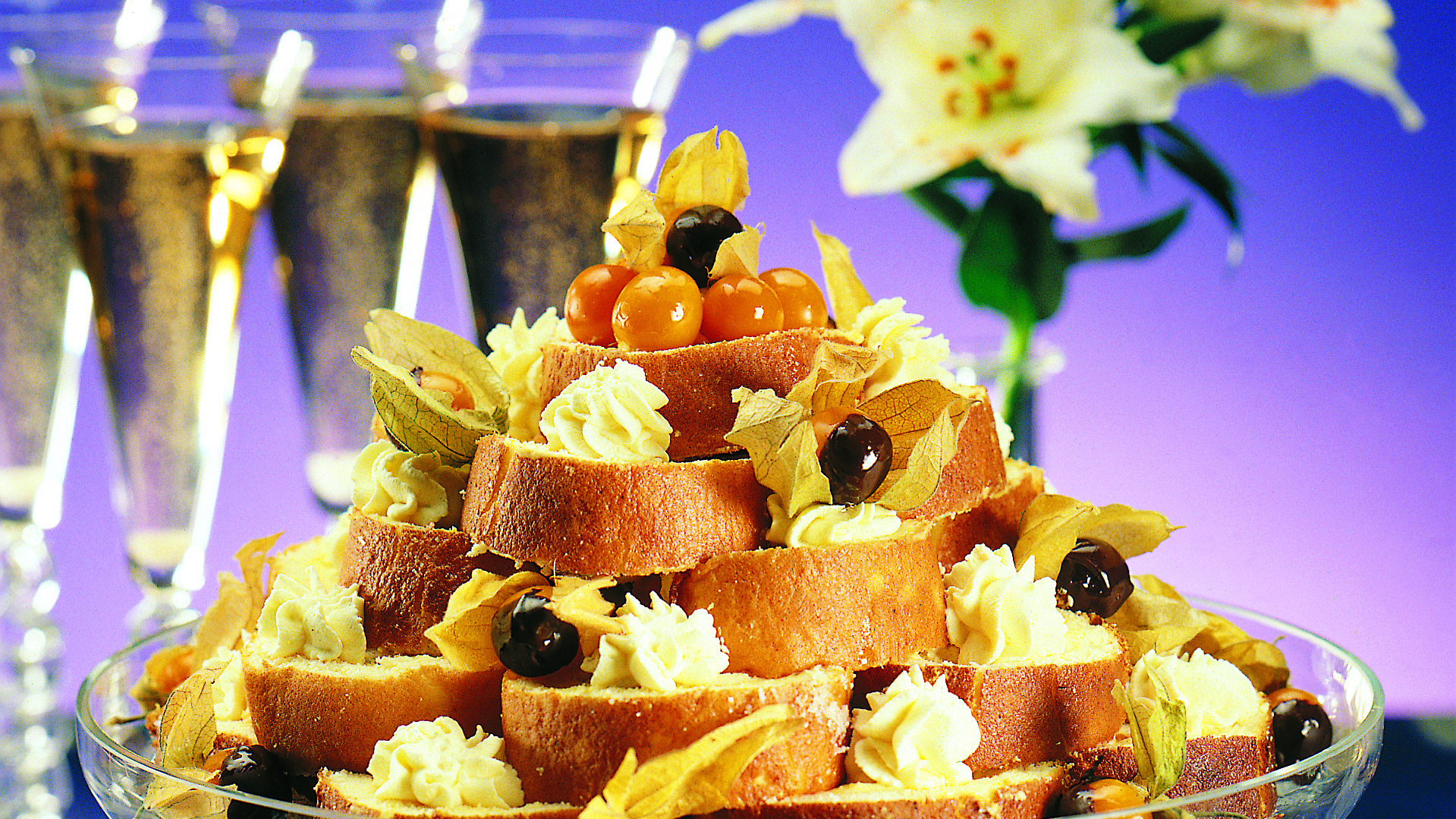 Mangotäytteinen kääretorttutorni