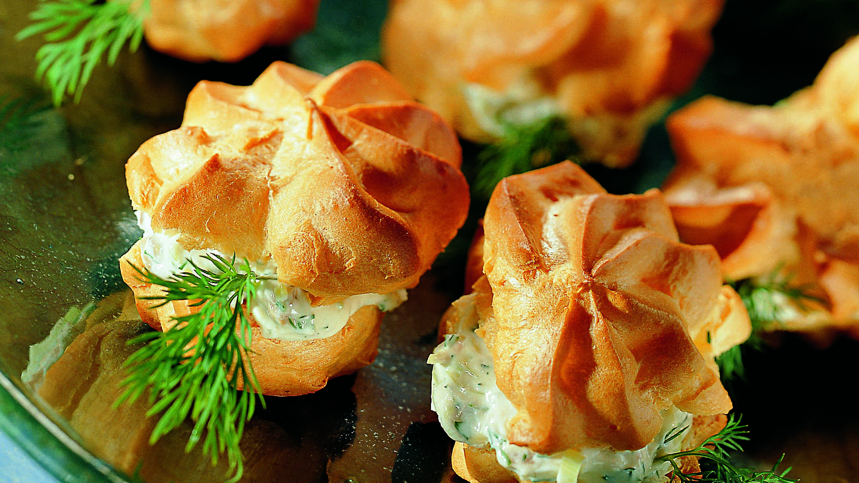 Silli-smetanatäytteiset tuulihatut