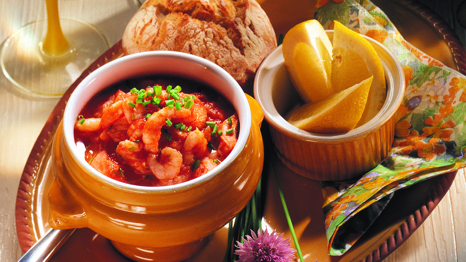 Punainen katkarapu-kalakasari