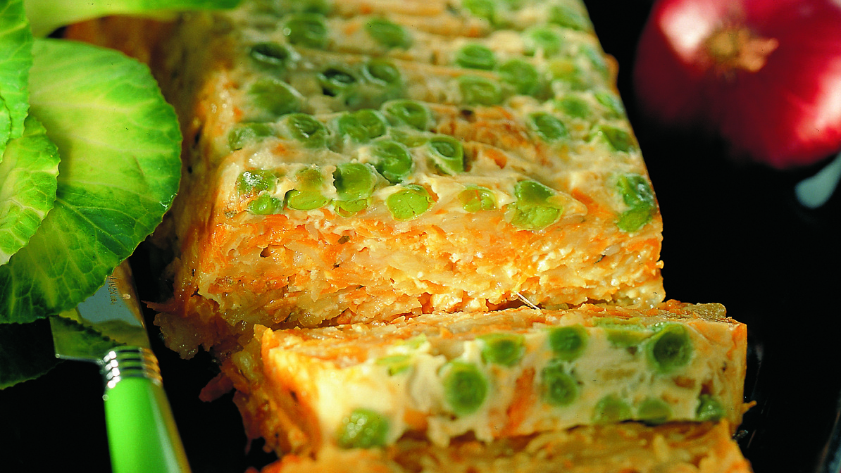 Yrttinen juureskakku