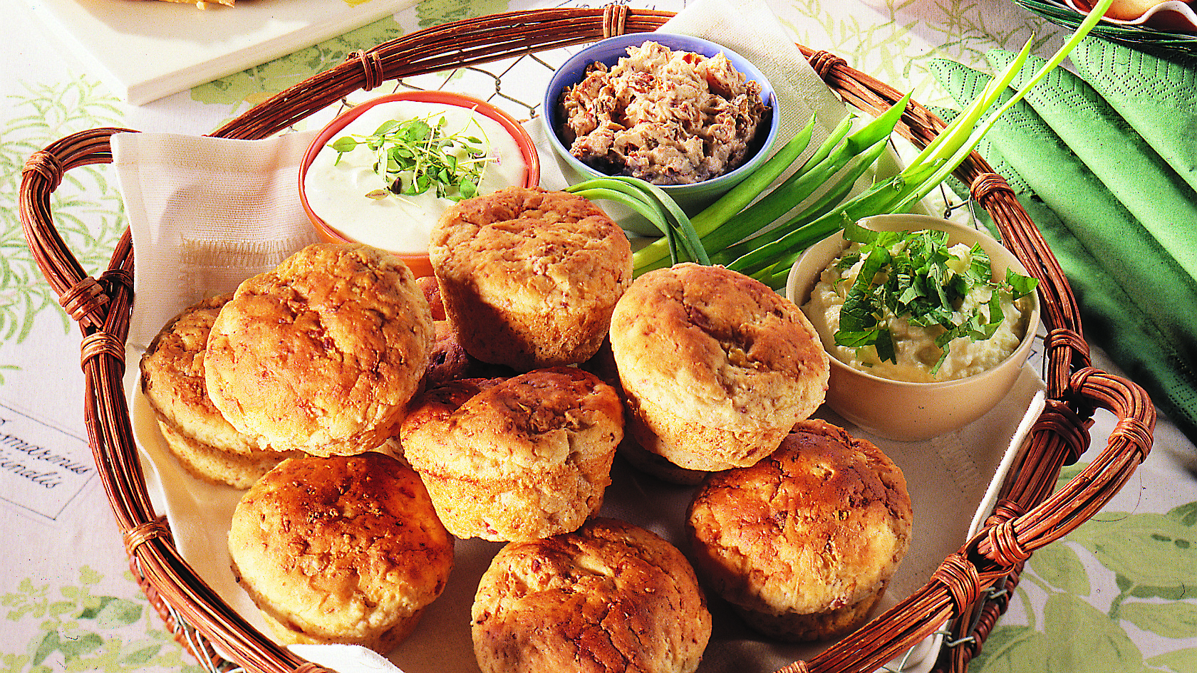 Sipuli-pekonimuffinit