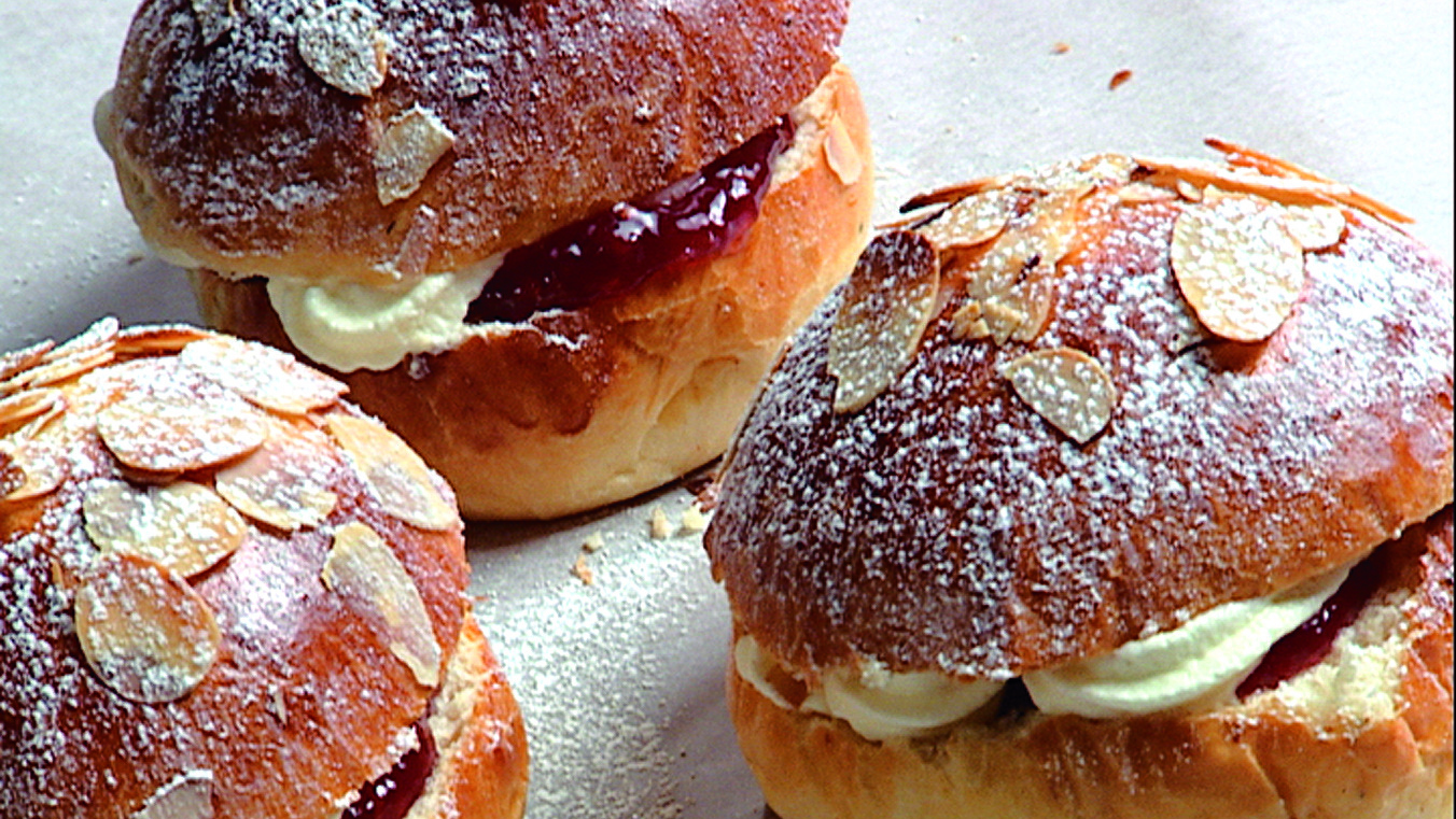 Laskiaispullat hillolla