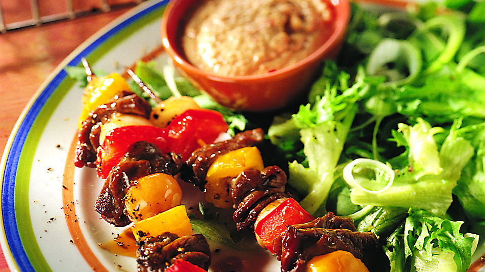 Teriyakimarinoidut vartaat ja pähkinäkastike