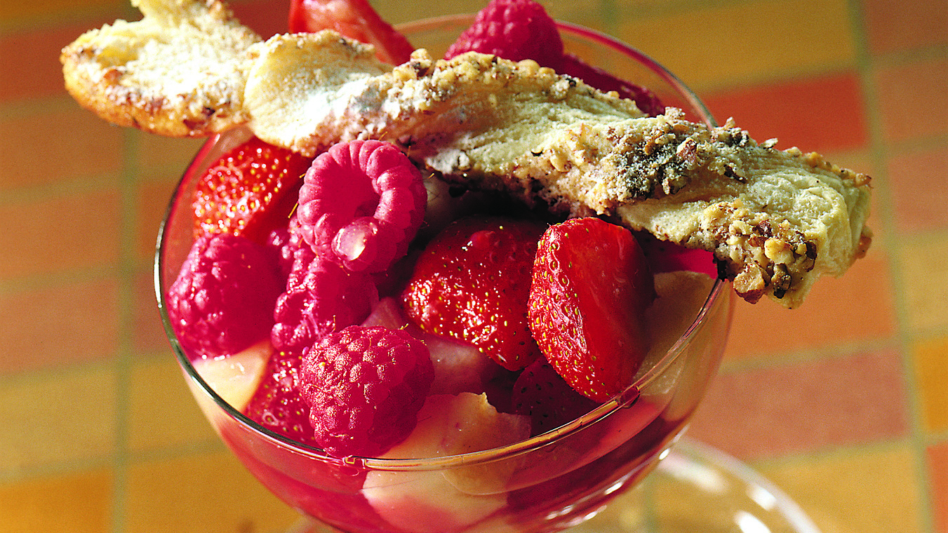 Keisarinnan marjasalaatti ja pähkinäkierteet