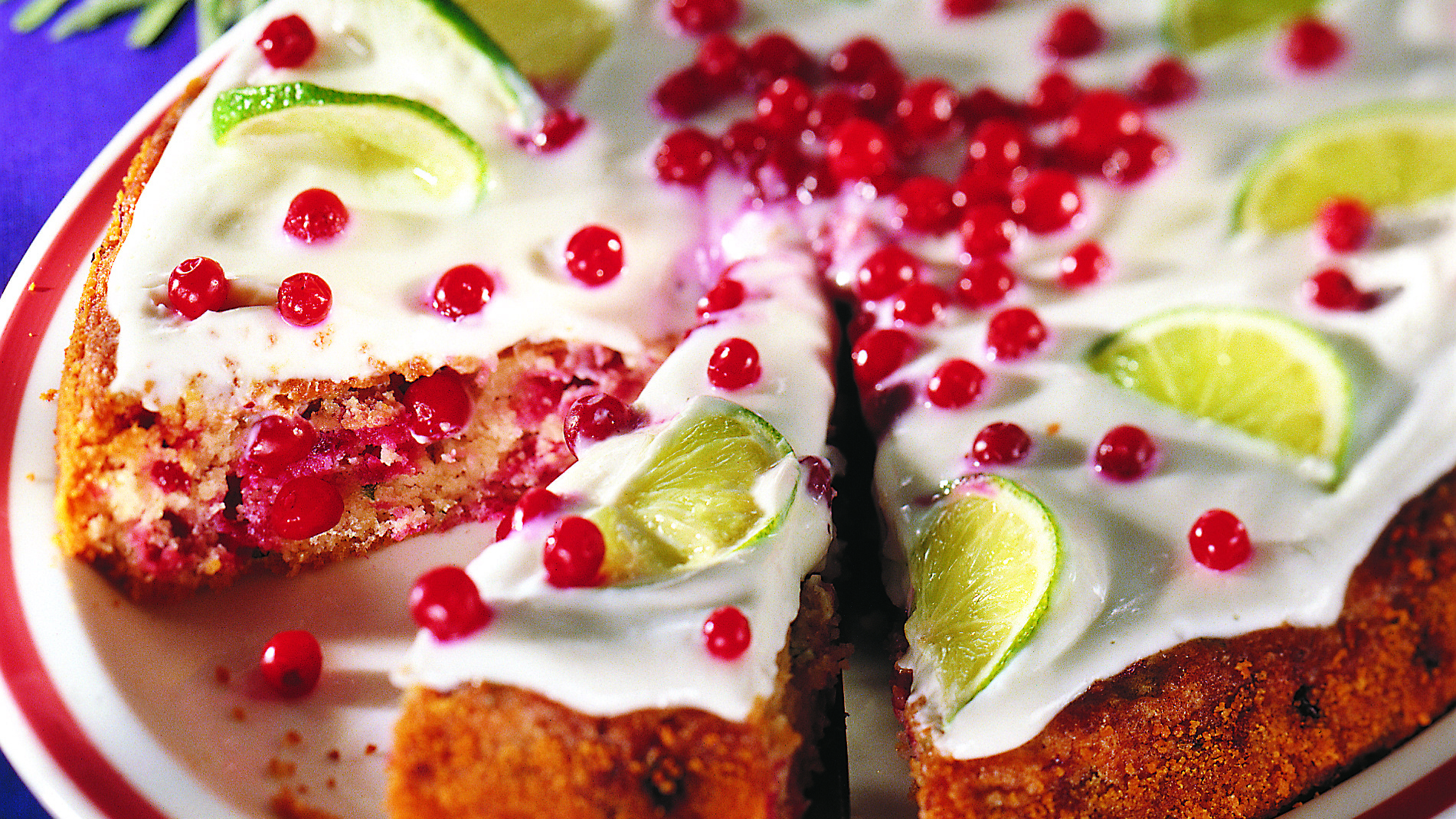 Puolukka-basilikakakku