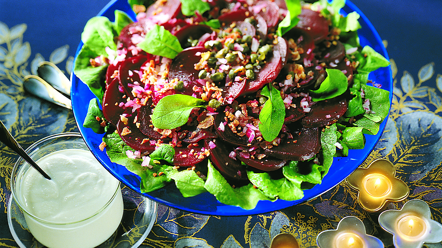 Punajuuri-pekonisalaatti ja fetakastike