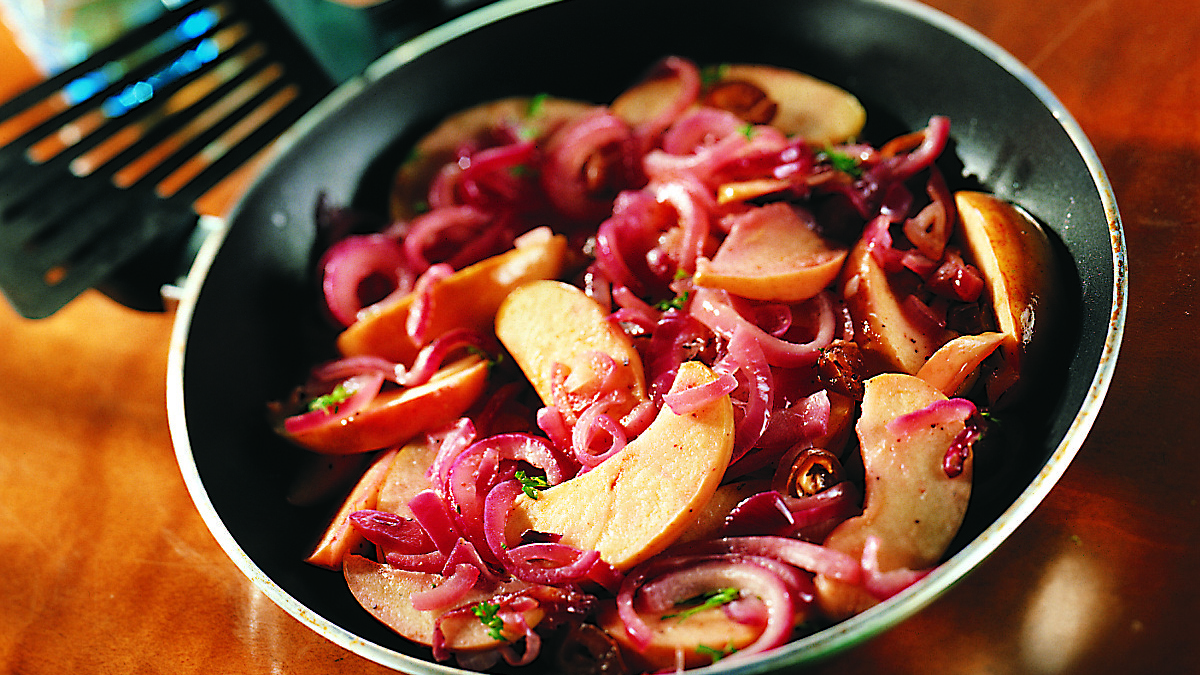 Joulunmakuinen omena-sipuliwokki