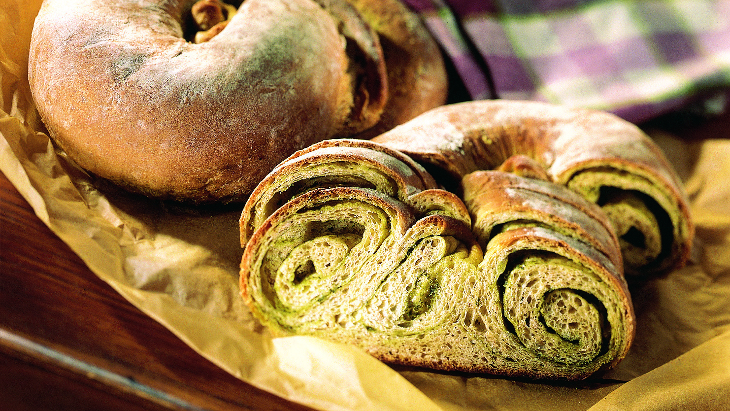 Pestoinen solmuleipä