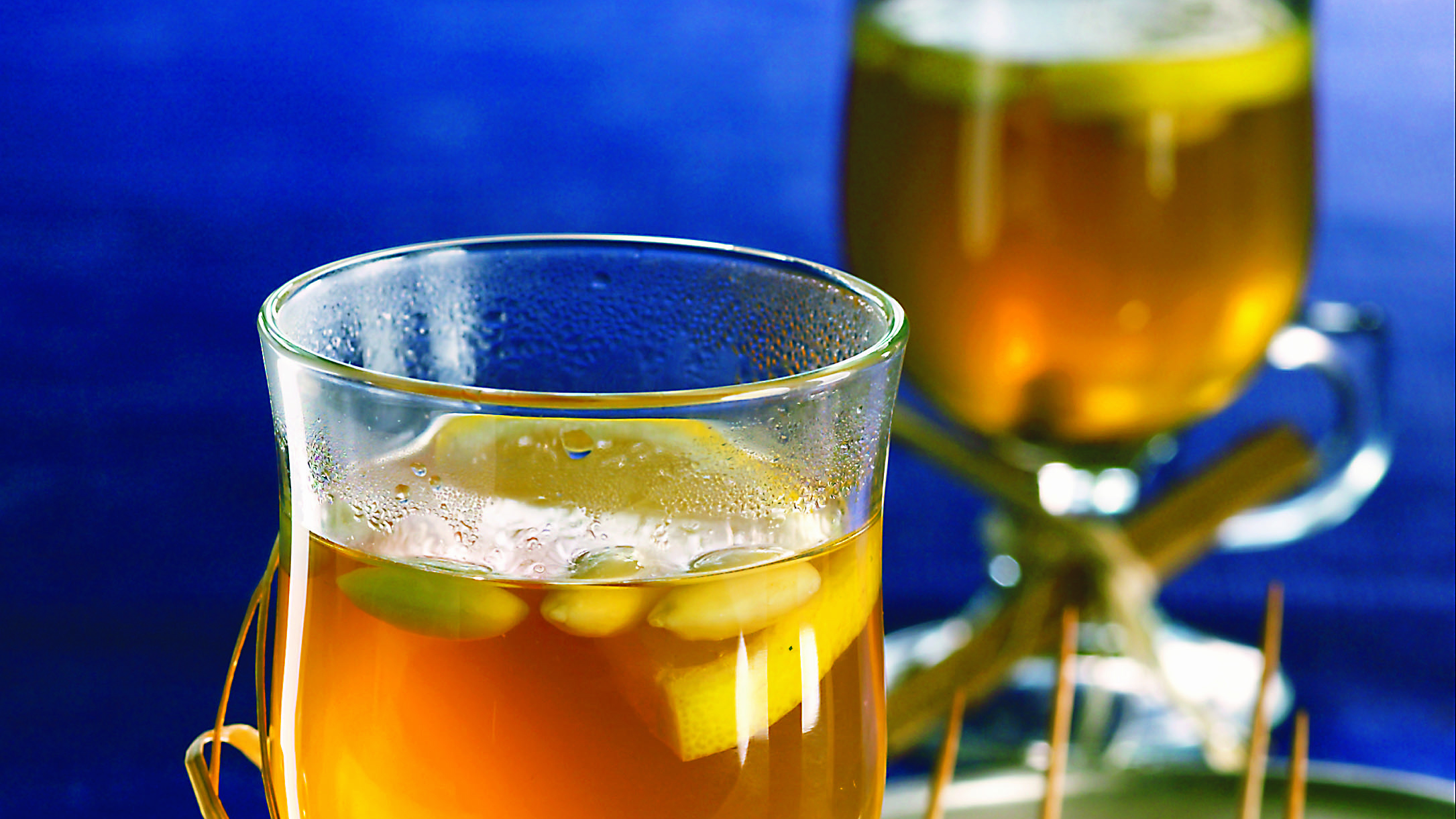 Pekoniin käärityt manteliluumut