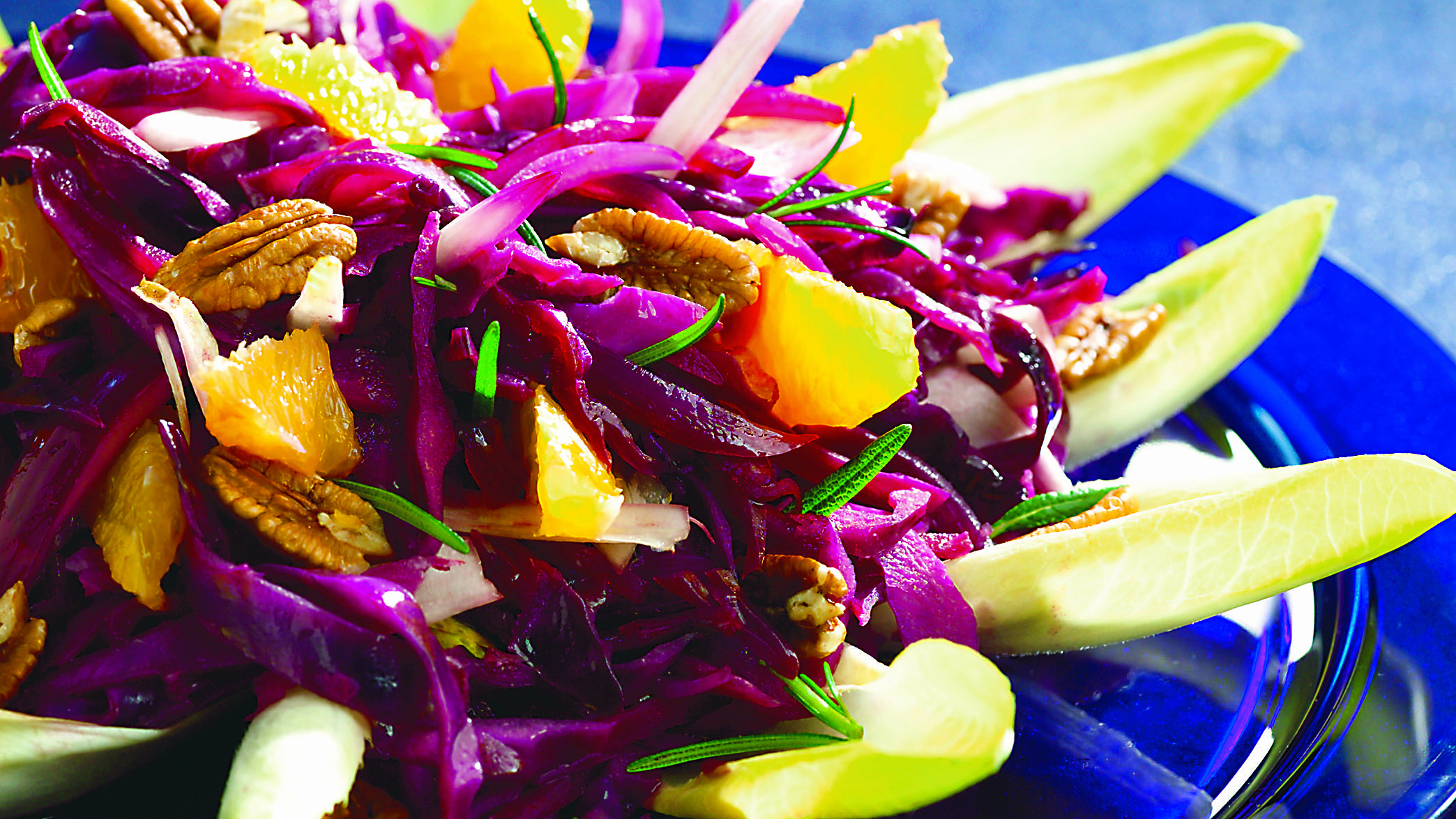 Lämmin punakaali-endiivisalaatti