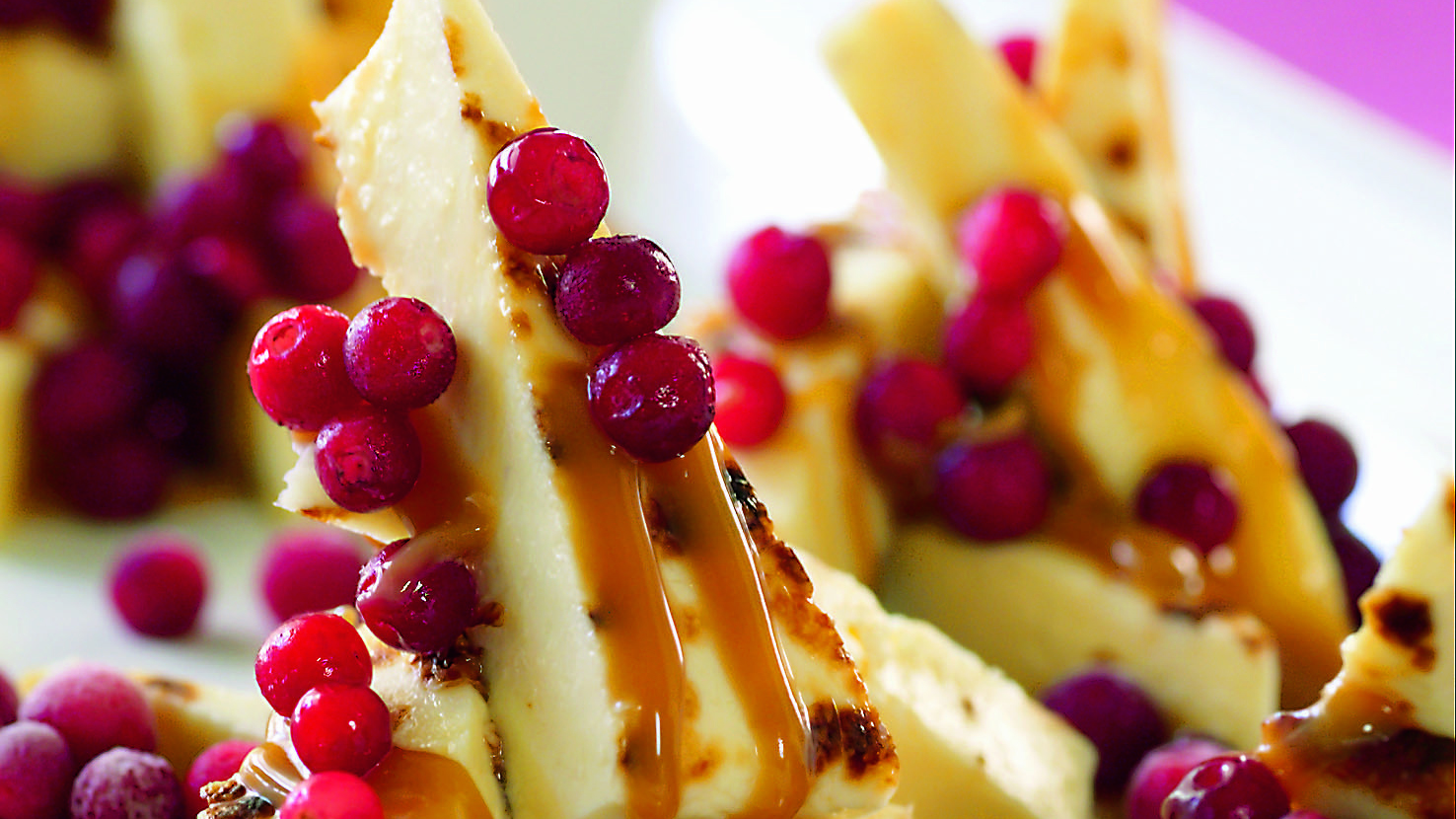 Leipäjuustoa ja kinuskikastiketta