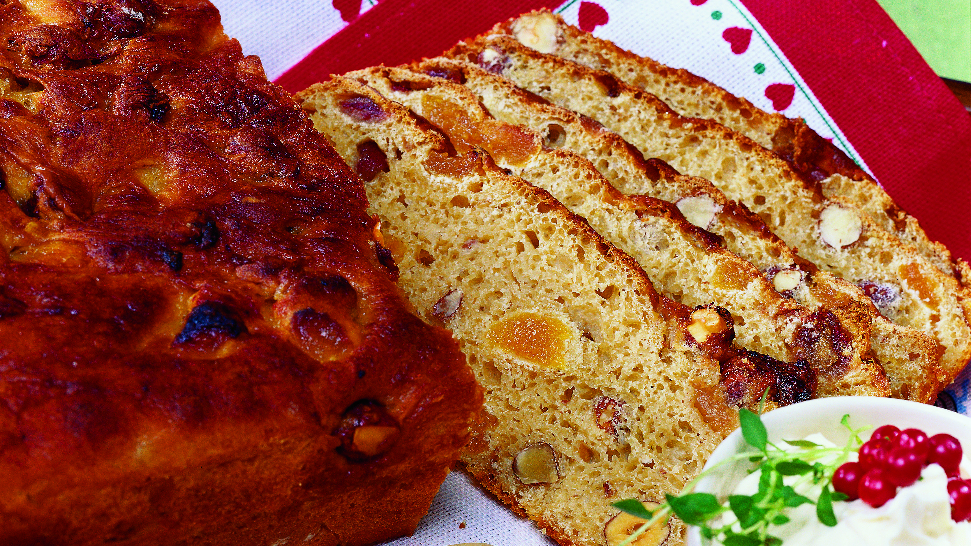 Joulun pähkinä-hedelmäleipä