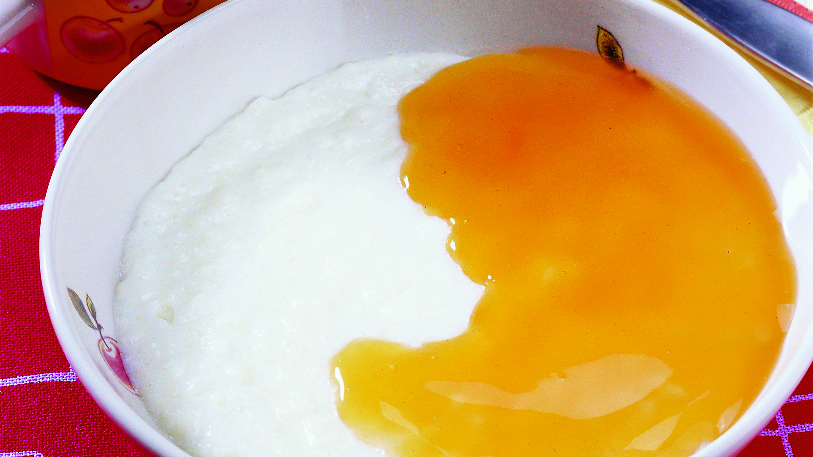 Riisihiutalepuuro ja ruusunmarjakastike