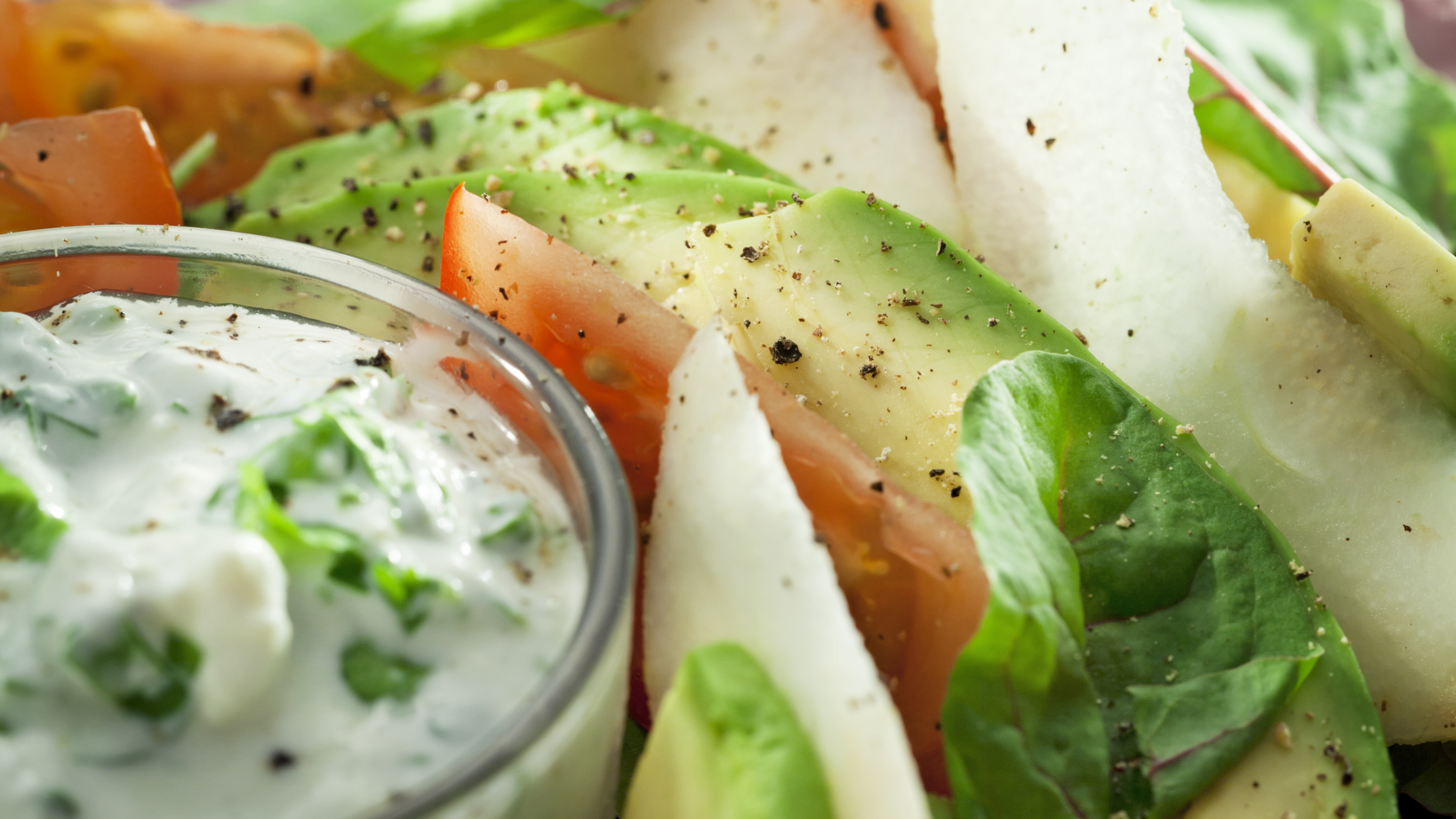 Avokado-päärynäsalaatti