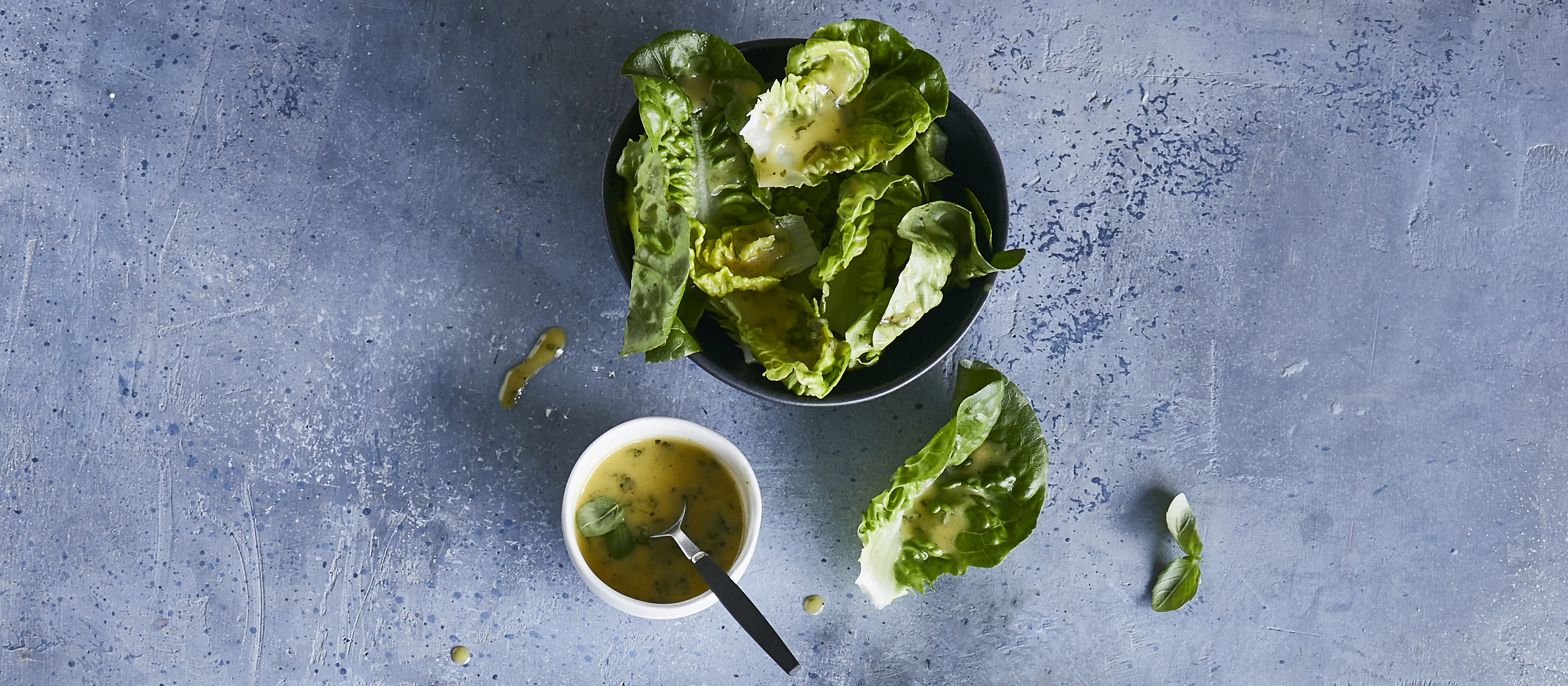 Basilikavinegretti pikkusalaateille