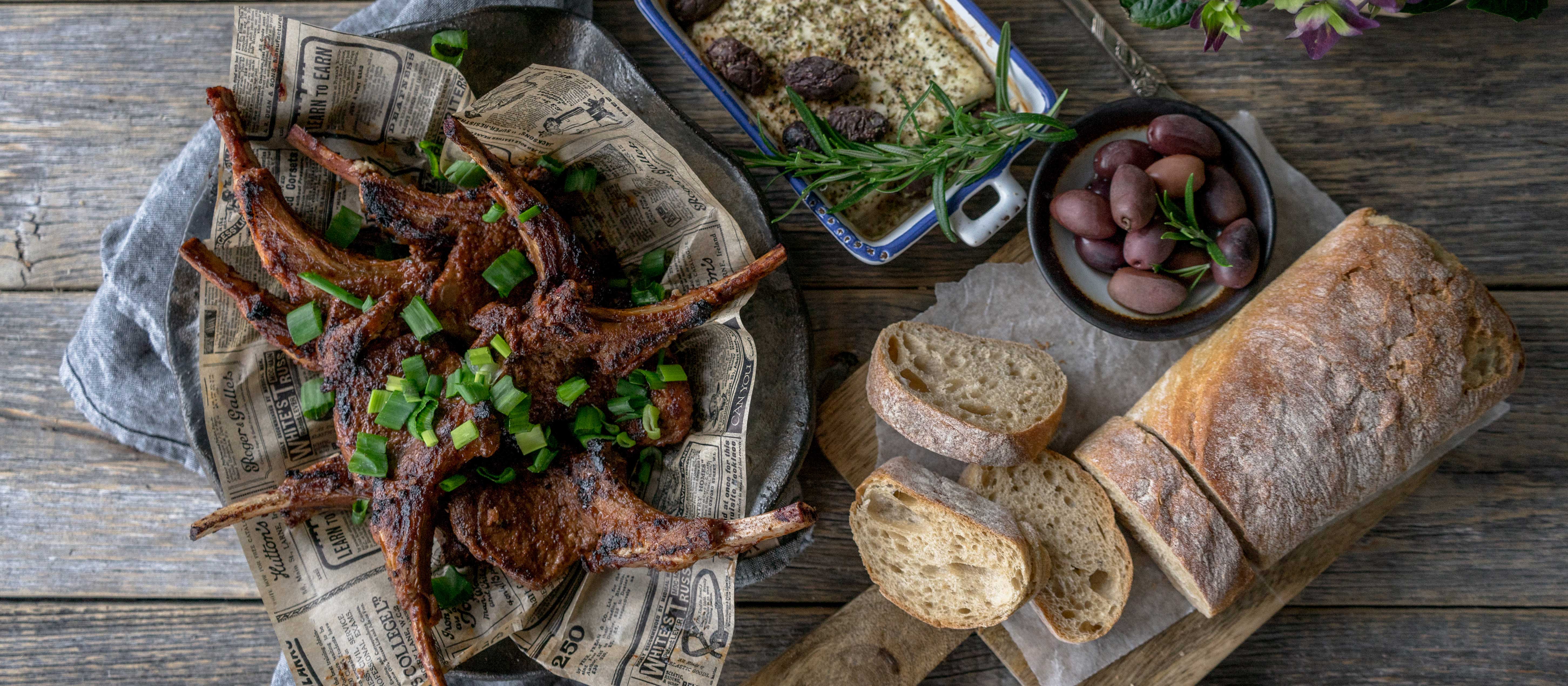 Tahmeat siiderissä marinoidut lampaankyljykset ja uunifeta