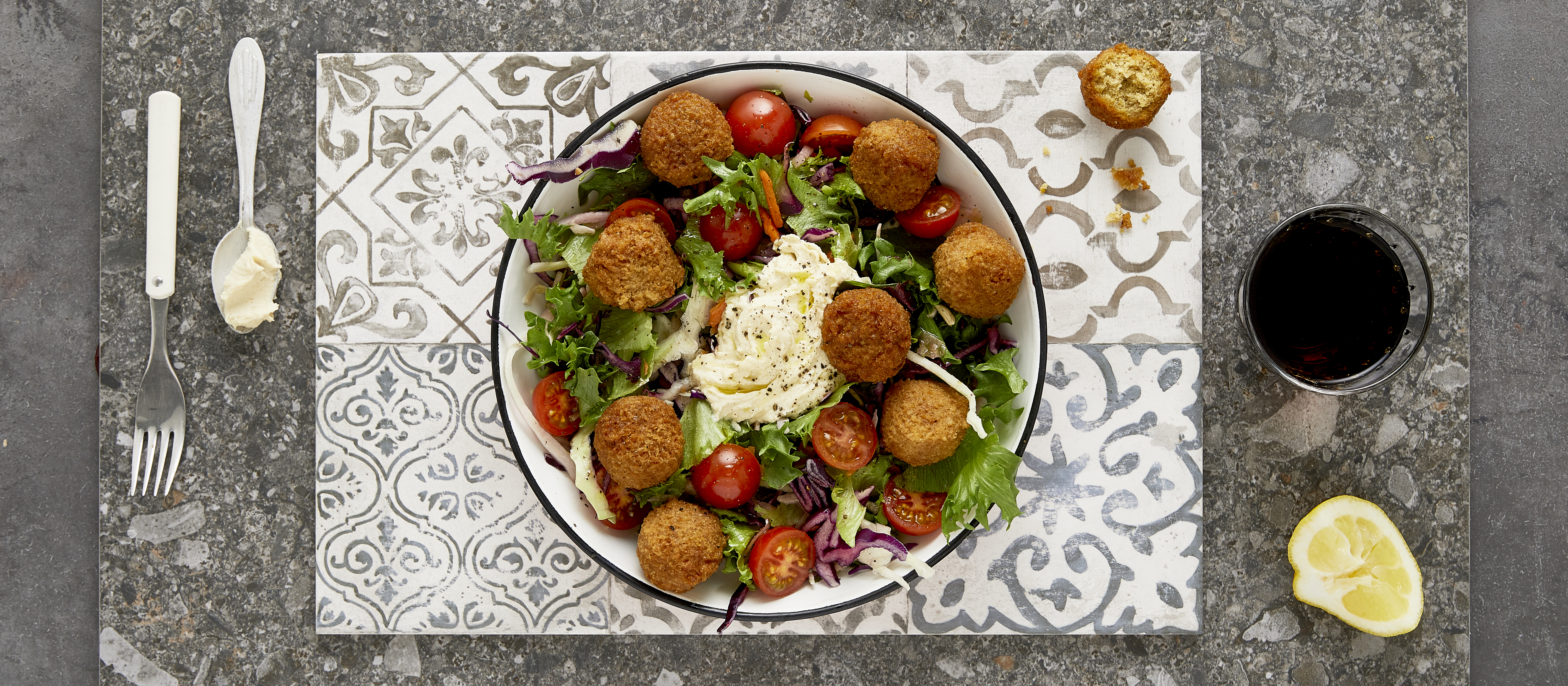 Falafelsalaatti