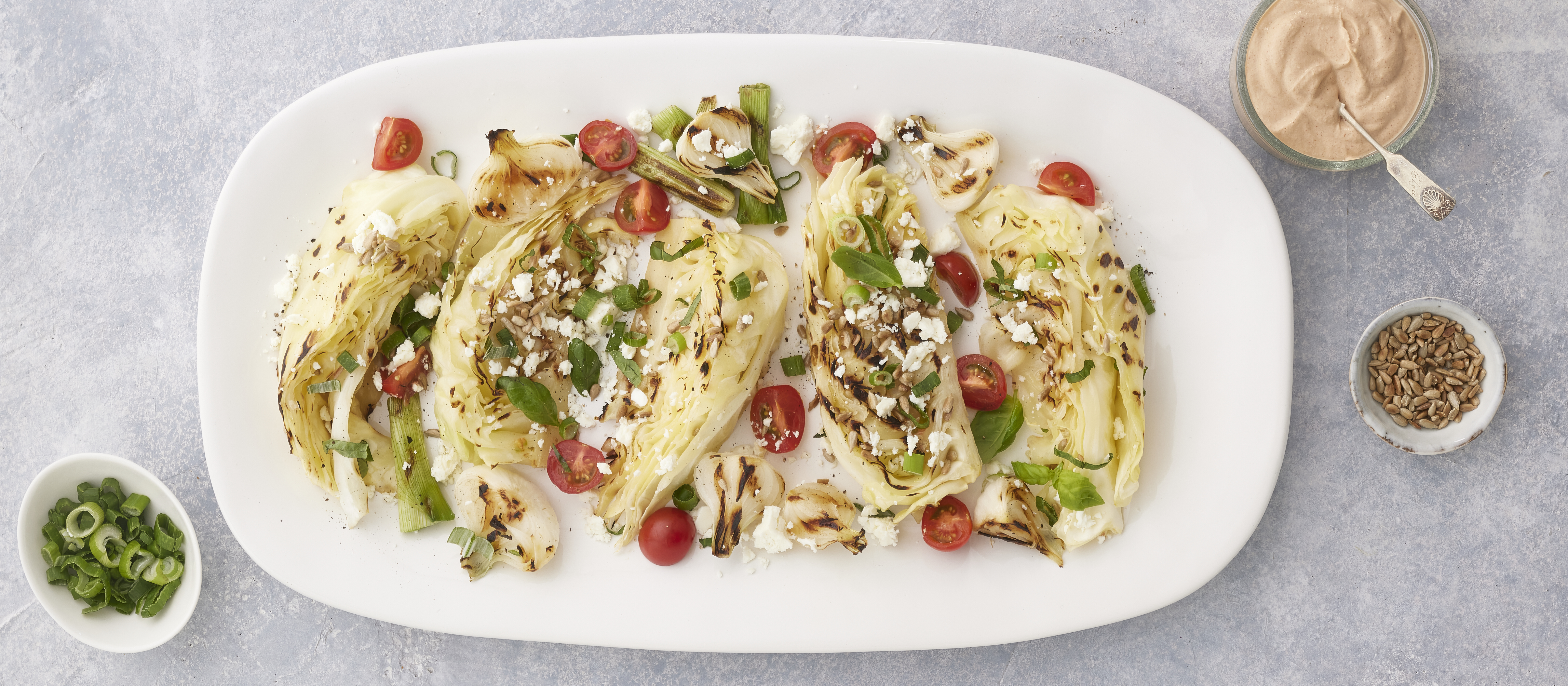 Grillattu varhaiskaalisalaatti