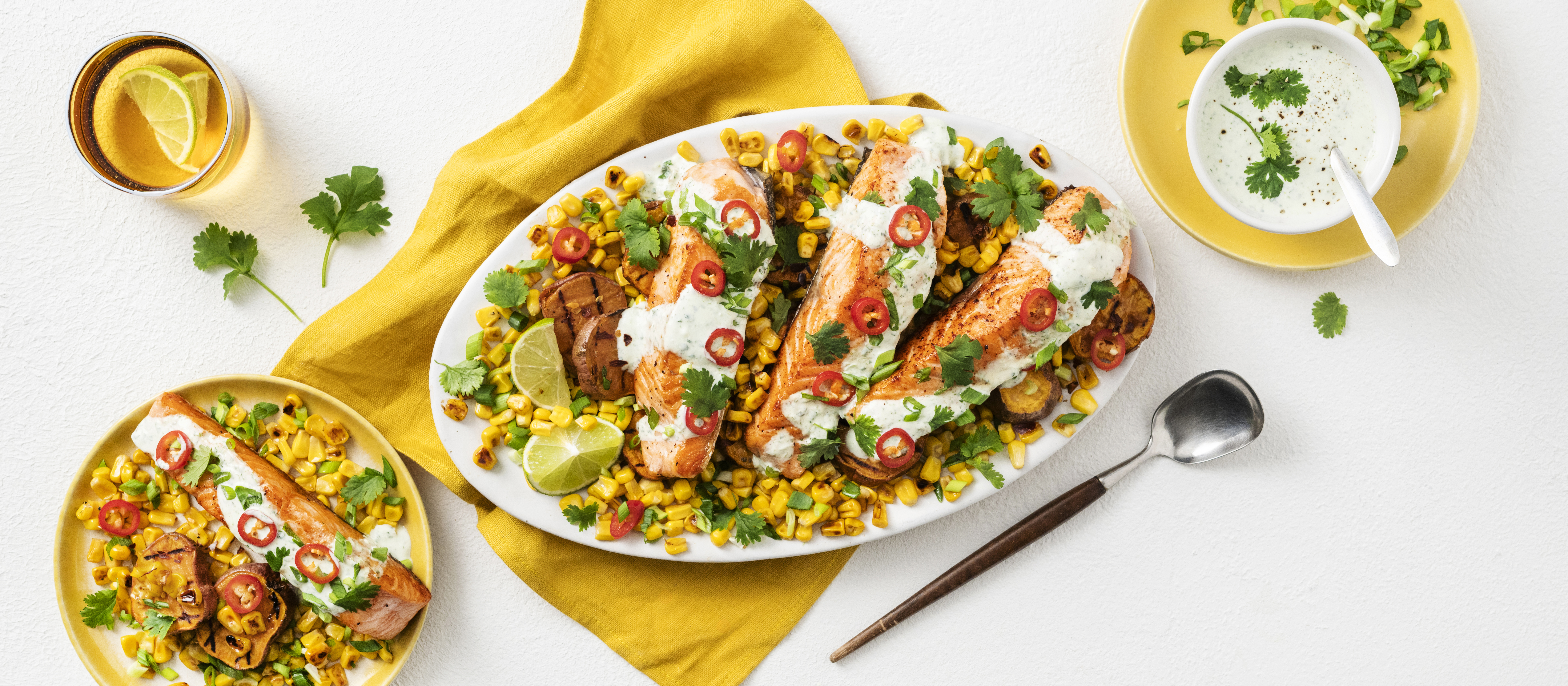 Grillattua lohta, bataattia ja paahdettua maissia