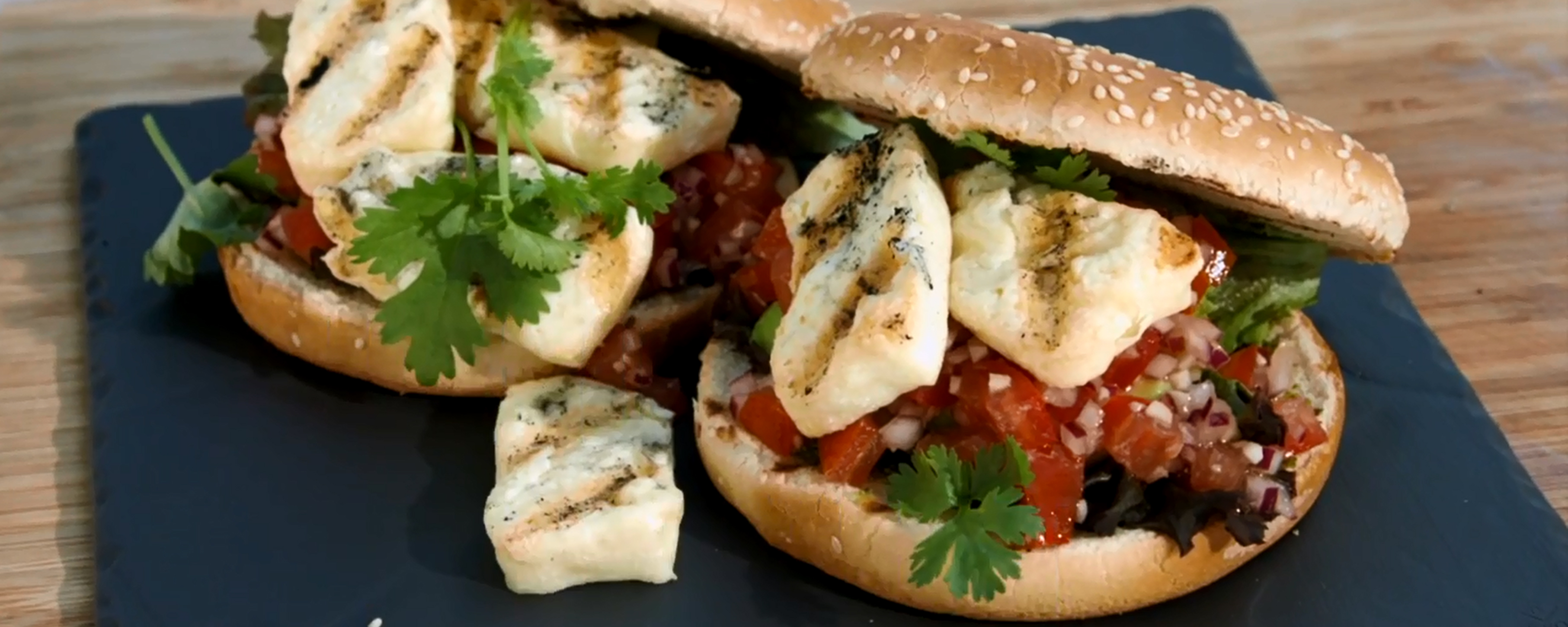 Grillijuusto-avokadohampurilaiset