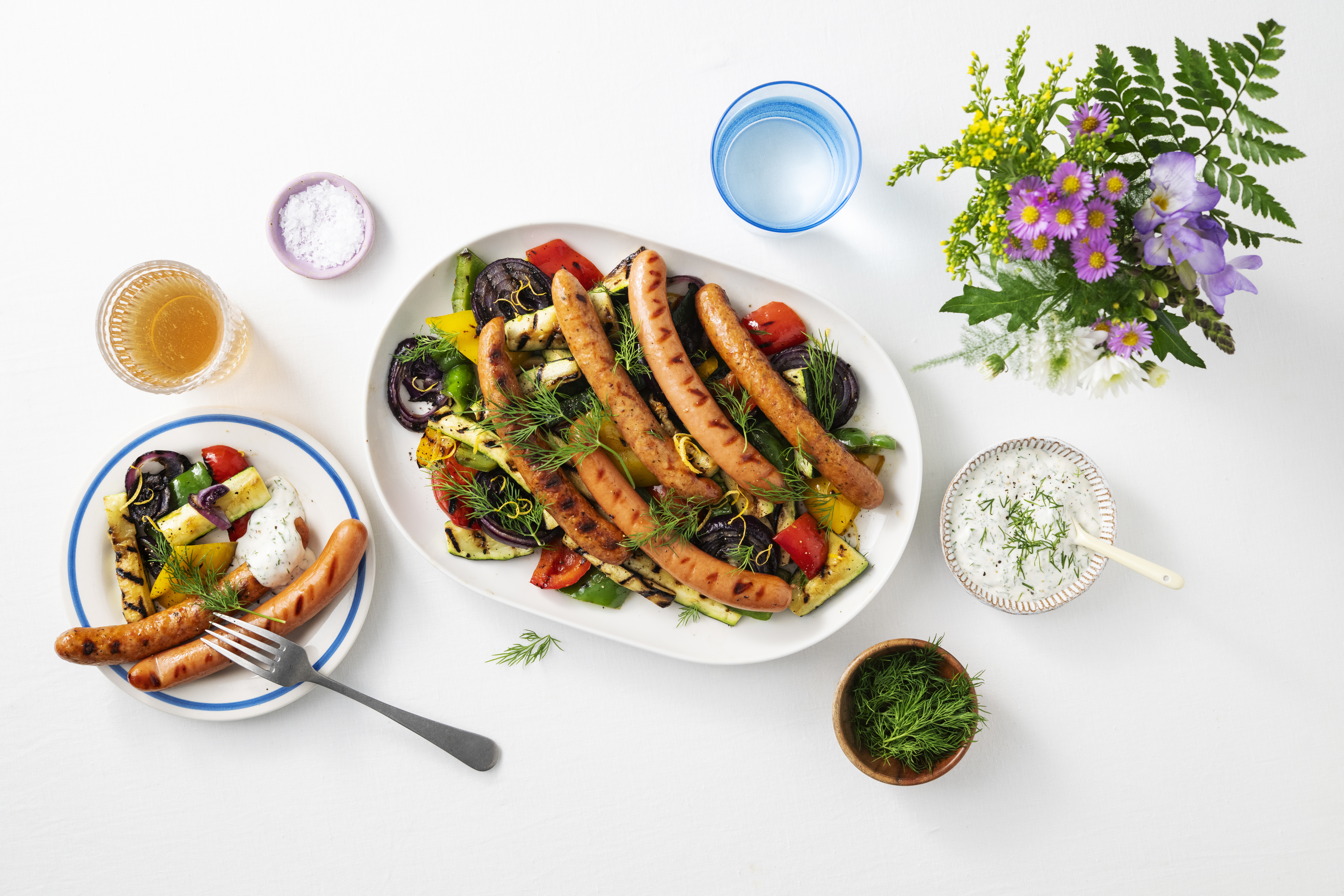 Grillimakkarat kasvispedillä