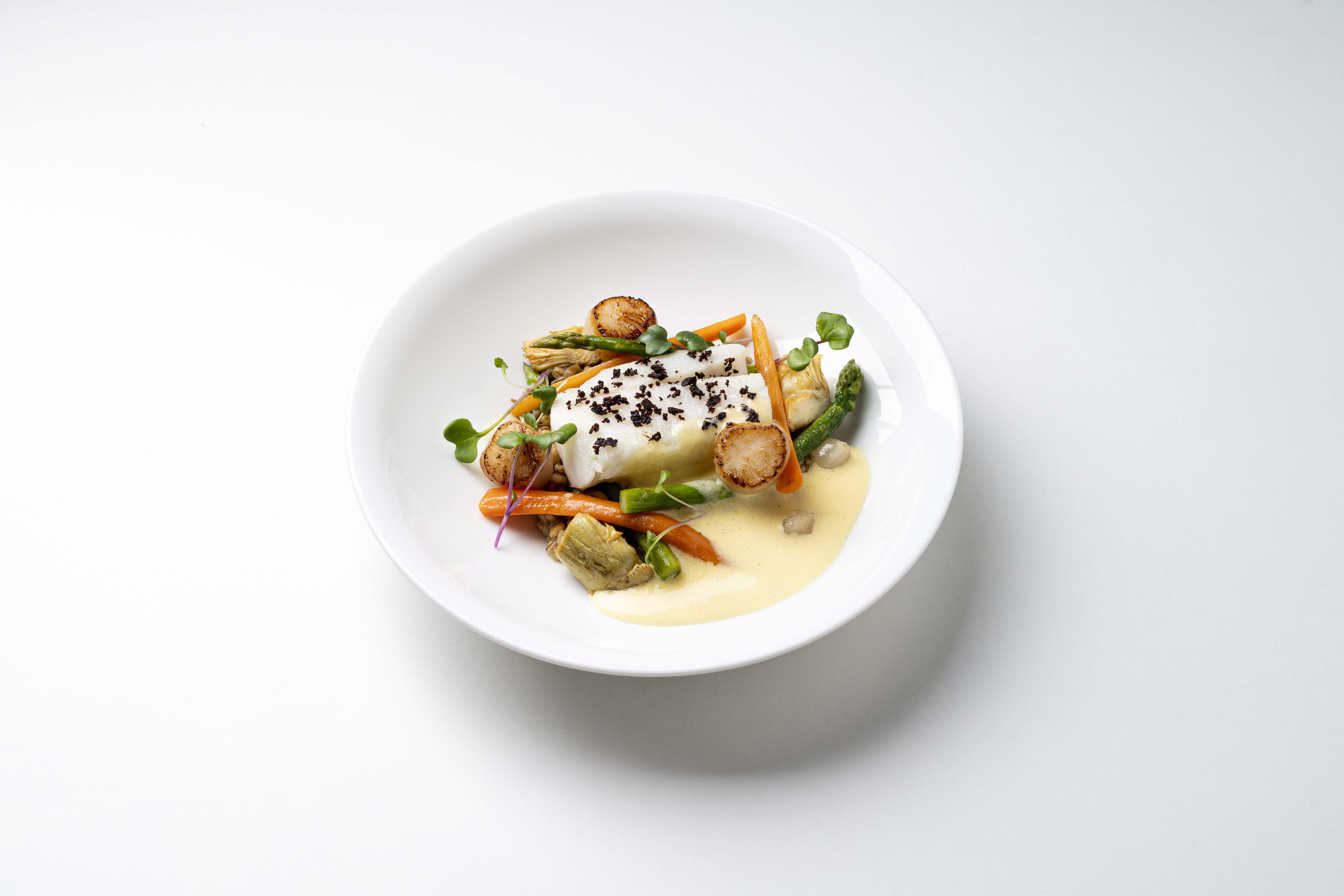 Höyrytettyä turskaa, kampasimpukkaa ja ohraa