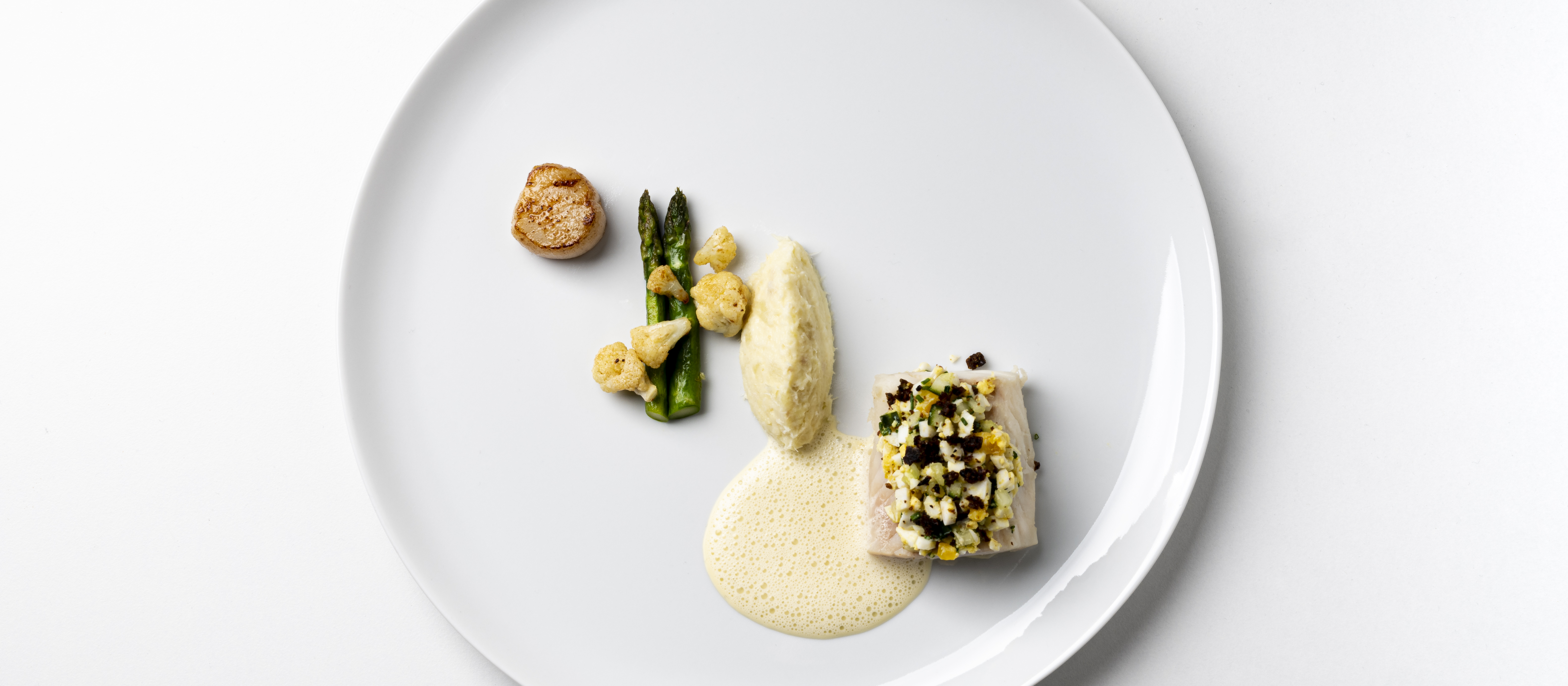 Haudutettua turskaa ja piparjuuri-valkoviinikastiketta