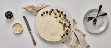Mustikka-valkosuklaakakku | Makeat leivonnaiset | Reseptit | K-Ruoka