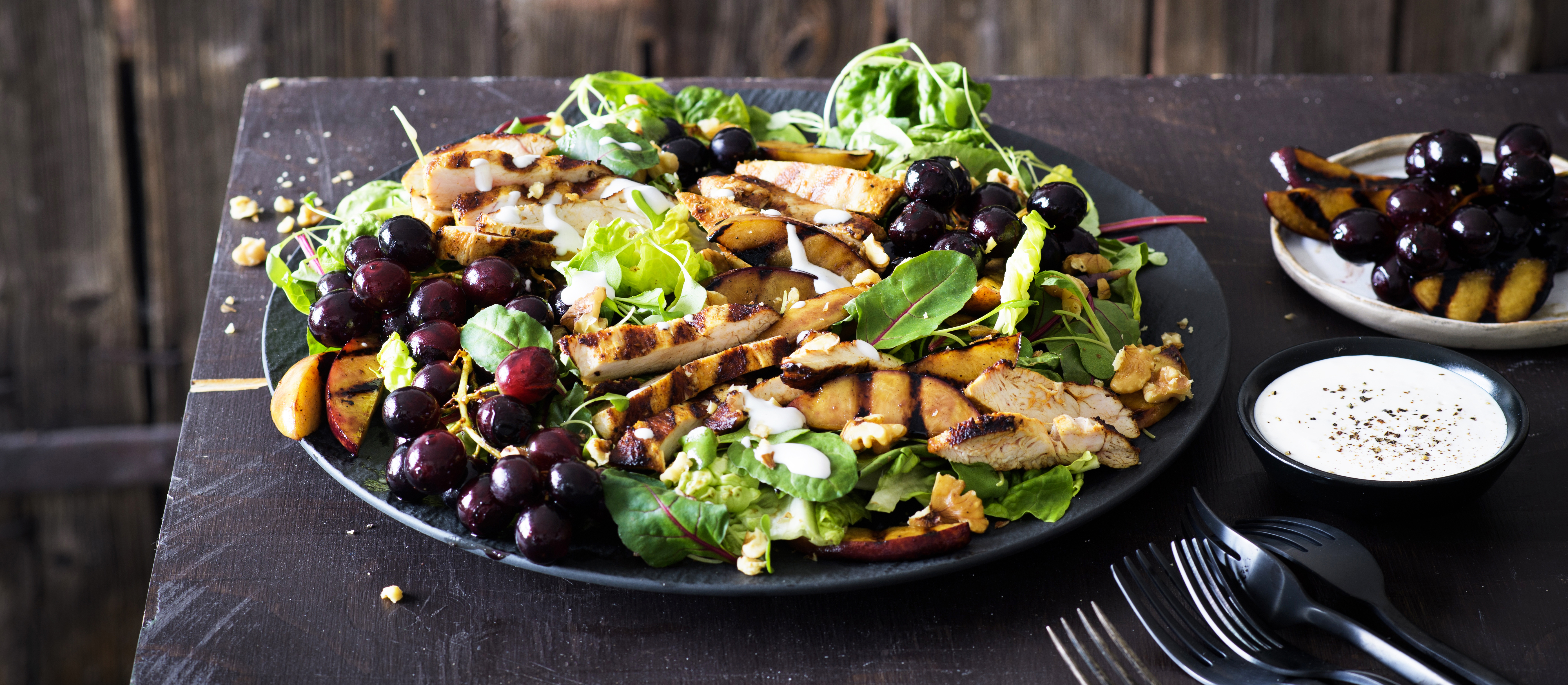 Grillattu hedelmäinen kanasalaatti