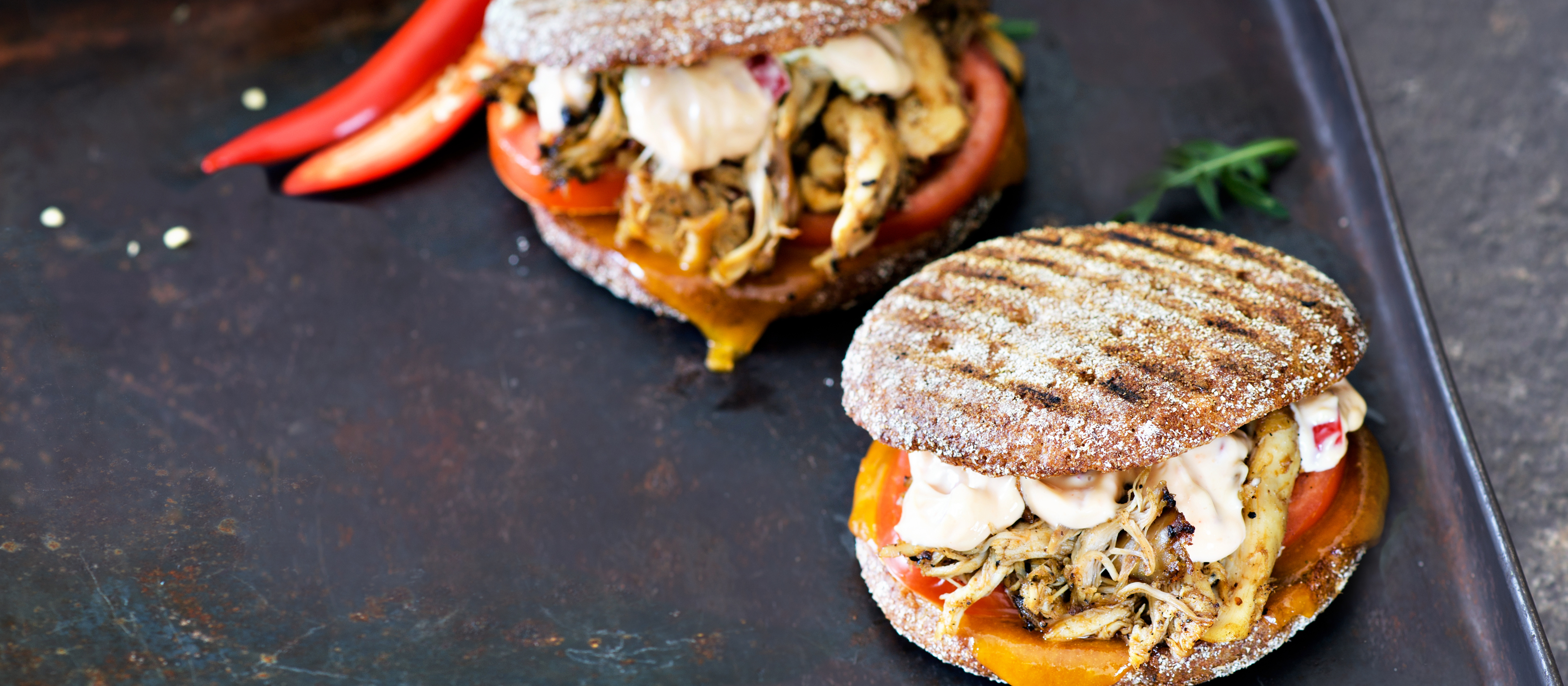 Jerk-maustettu nyhtökanahampurilainen