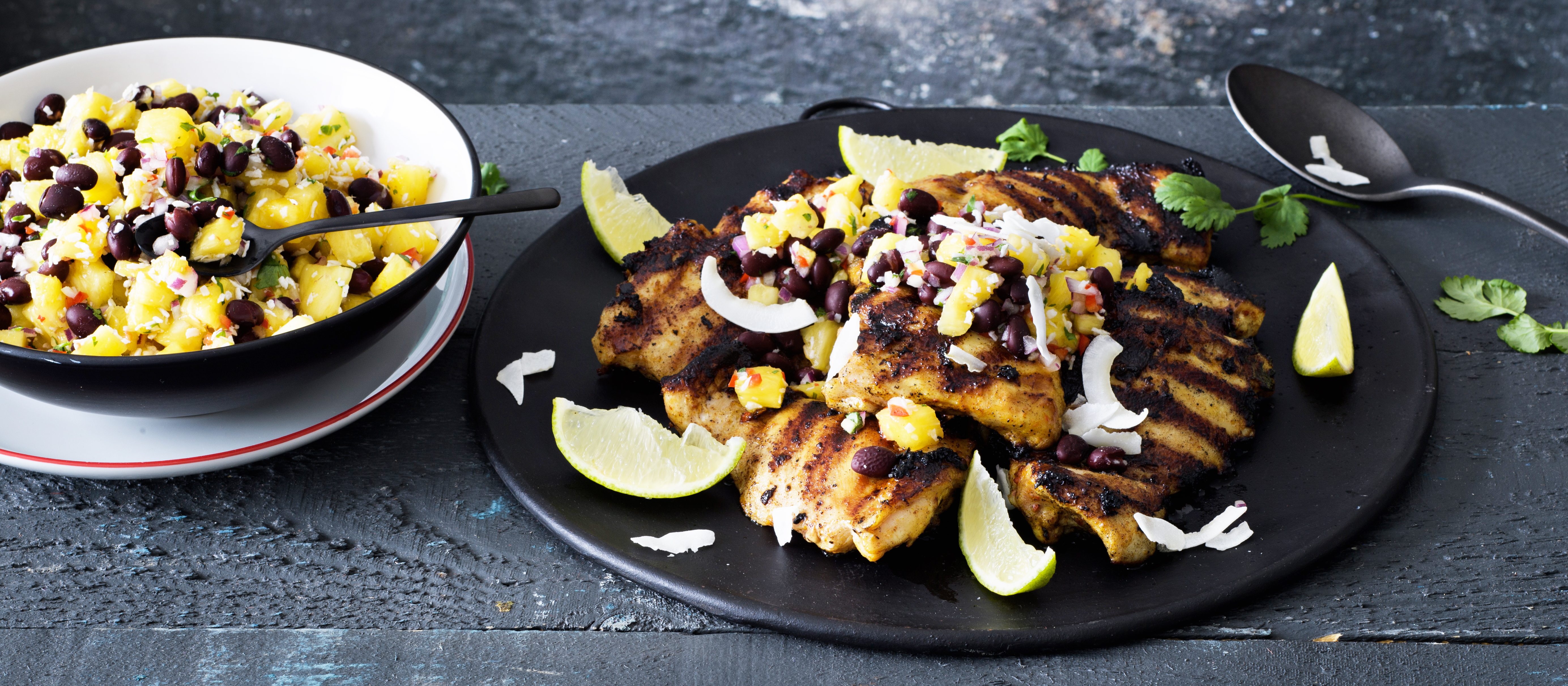 Karibialaiset paistileikkeet ja ananas-mustapapusalsa