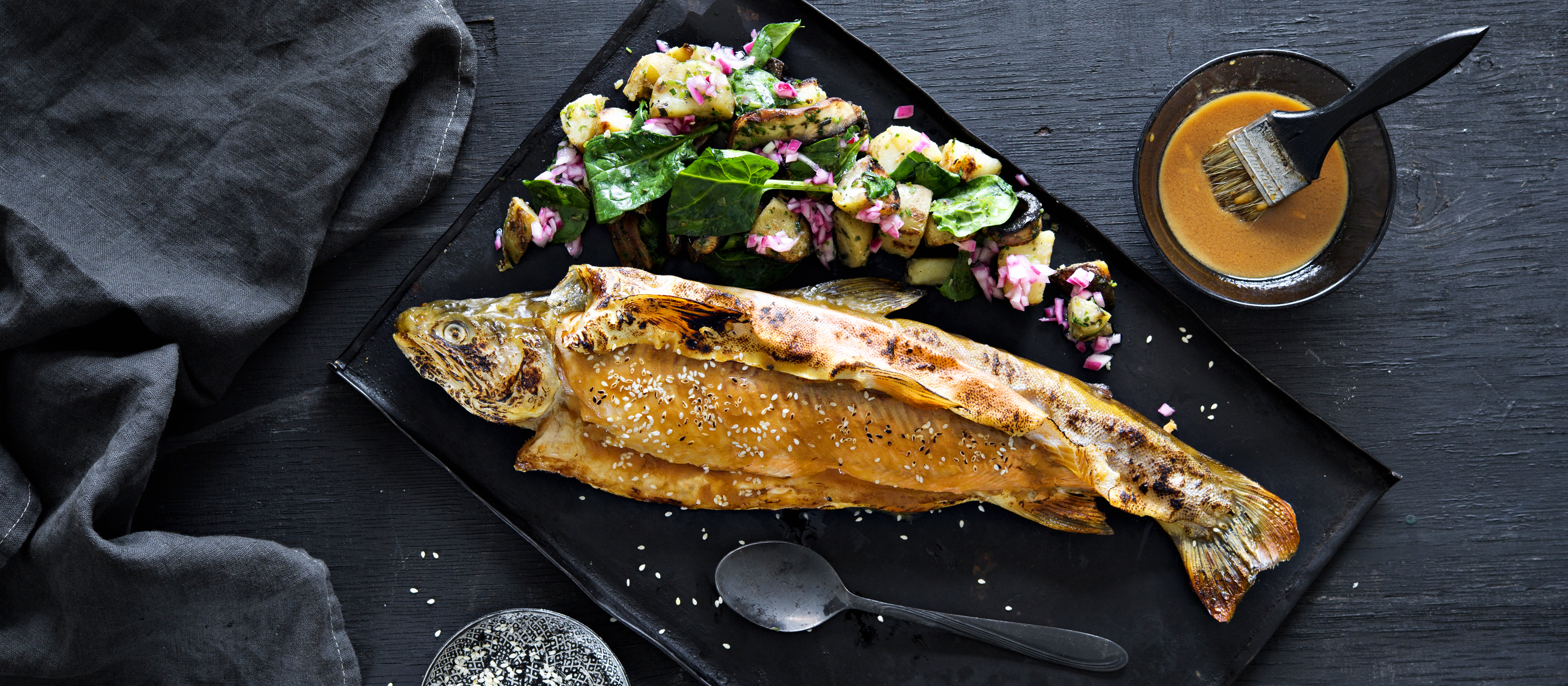 Kokonainen nieriä grillissä ja grillattu sieni-perunasalaatti