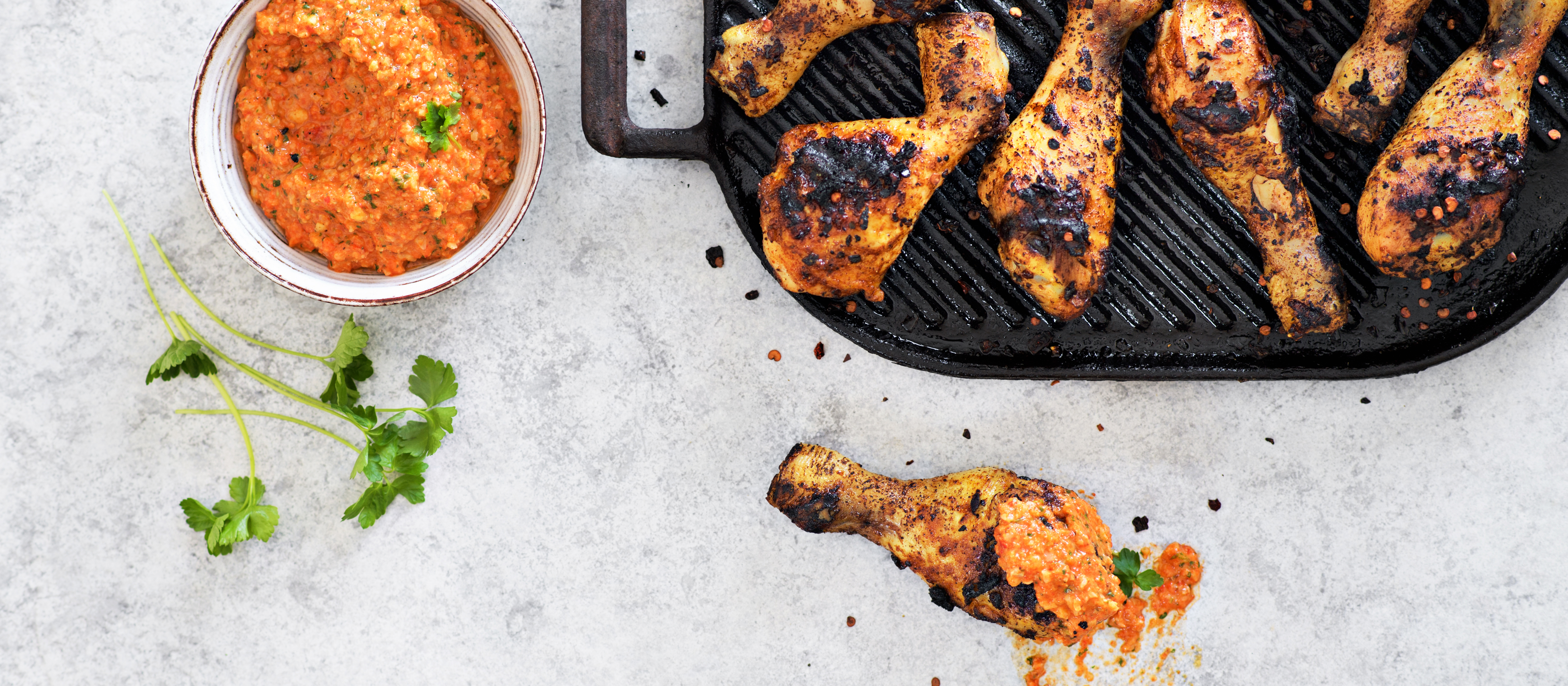 Kuivamaustetut broilerinuijat ja romescodippi